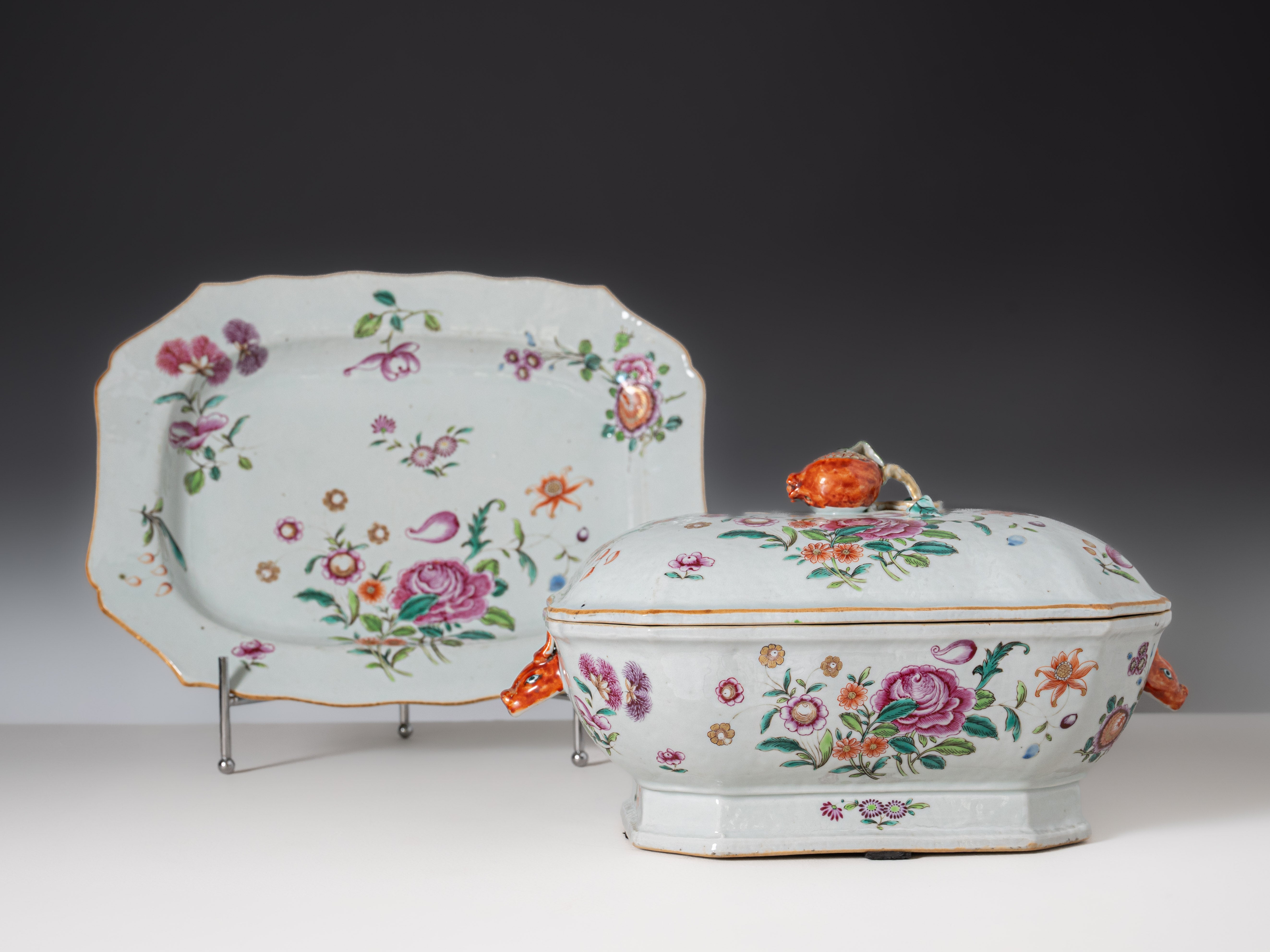 Terrina com tampa e travessa recortada, em porcelana chinesa da Companhia das Índias, século XVIII, reinado Qianlong (1736–1795)