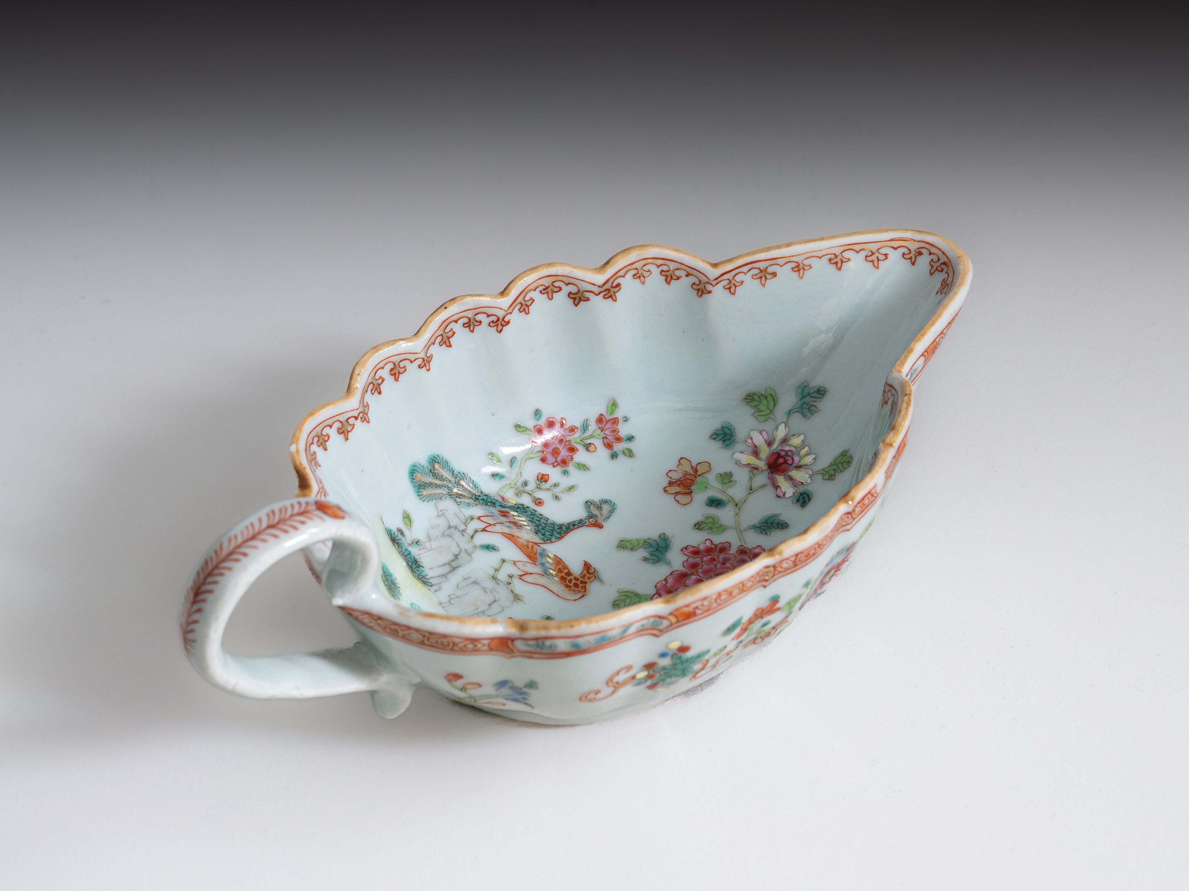 Molheira em porcelana chinesa da Companhia das Índias, século XVIII, denominado Serviço de D. João VI ou Serviço dos Pavões