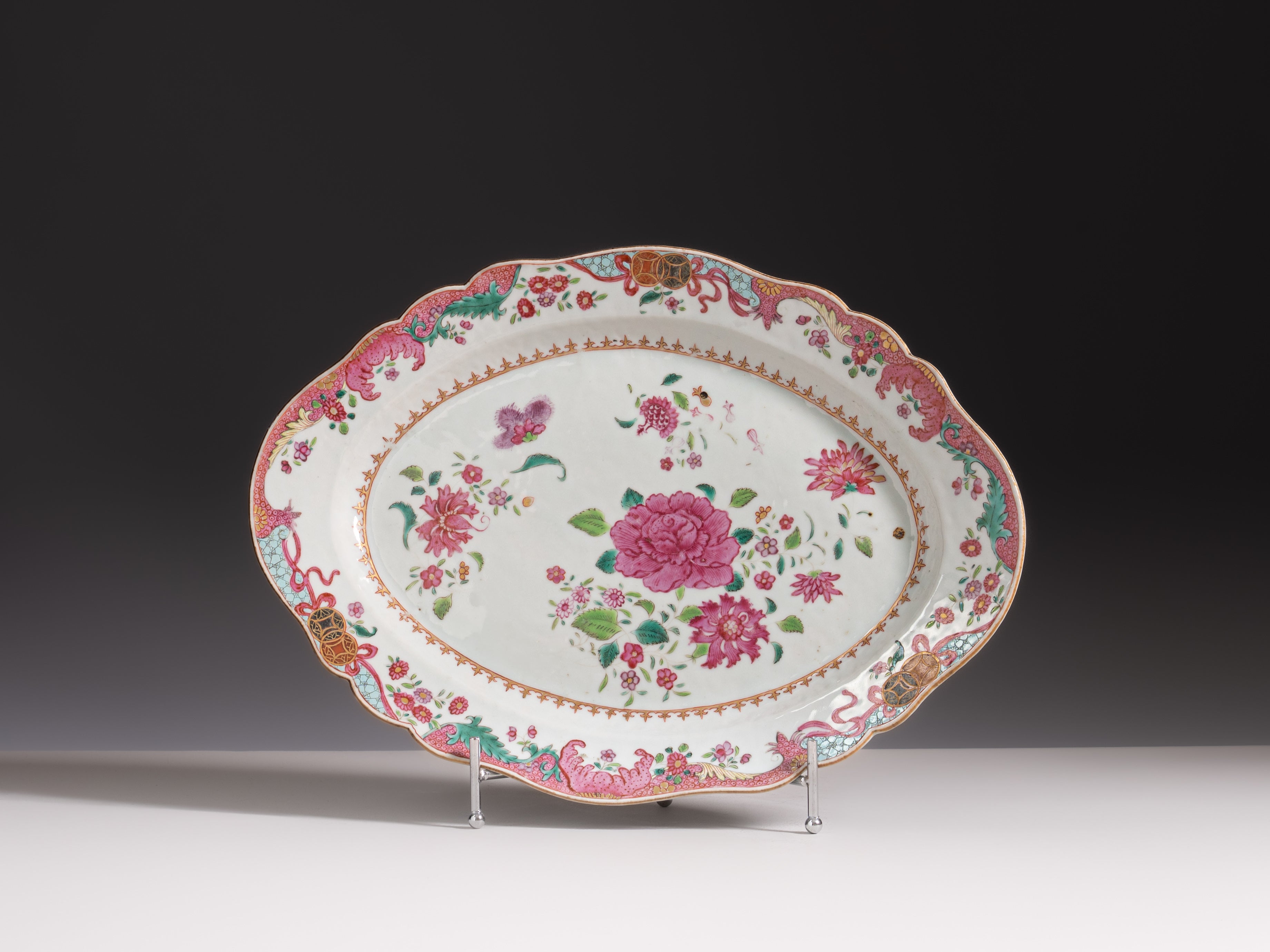 Travessa em porcelana chinesa da Companhia das Índias, século XVIII, Período Qianlong (1736–1795)