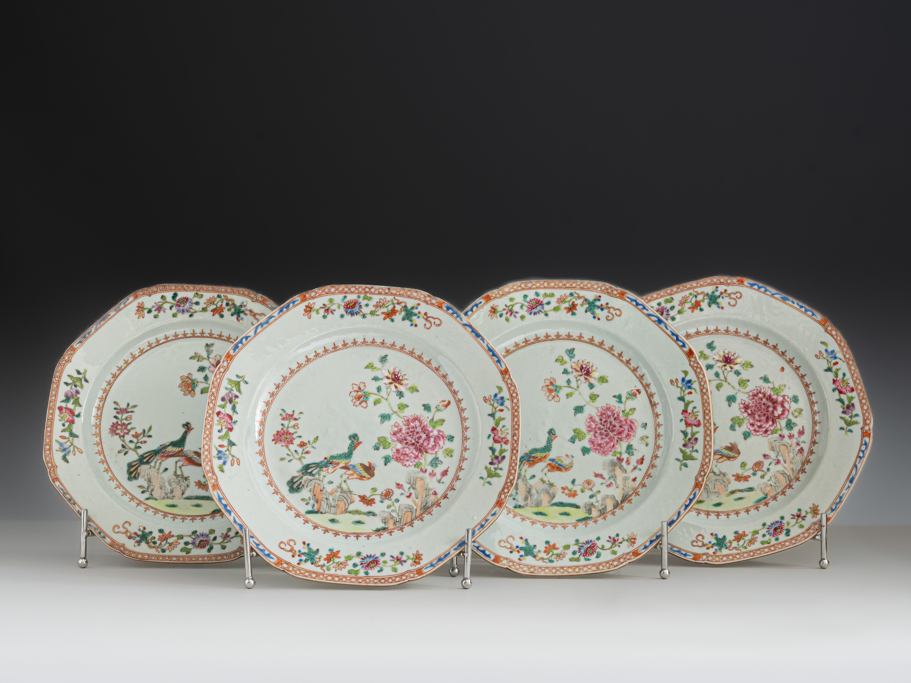 Conjunto de 4 pratos rasos em porcelana chinesa da Companhia das Índias, século XVIII, denominado Serviço de D. João VI ou Serviço dos Pavões