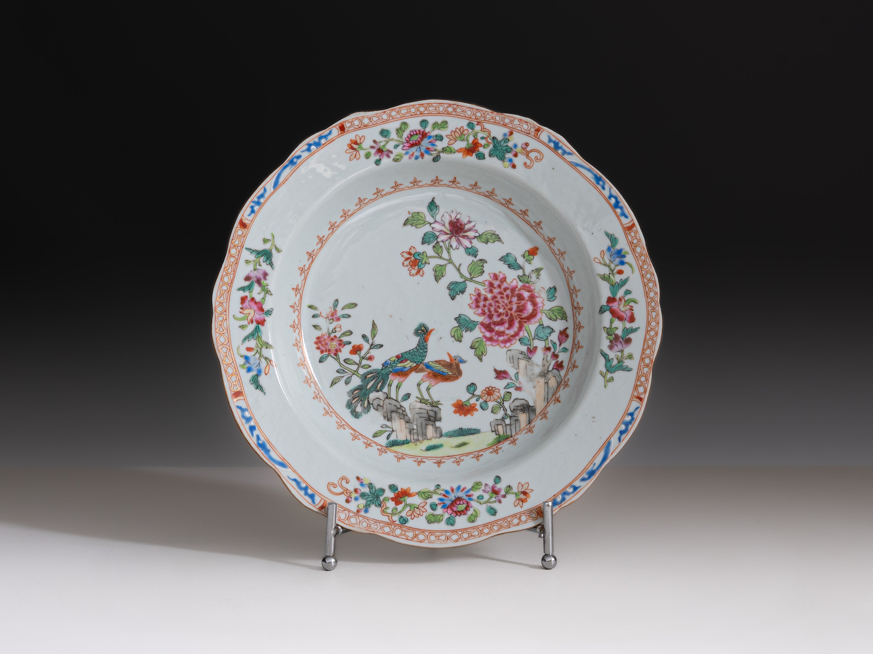 Prato em porcelana chinesa da Companhia das Índias, século XVIII, denominado Serviço de D. João VI ou Serviço dos Pavões