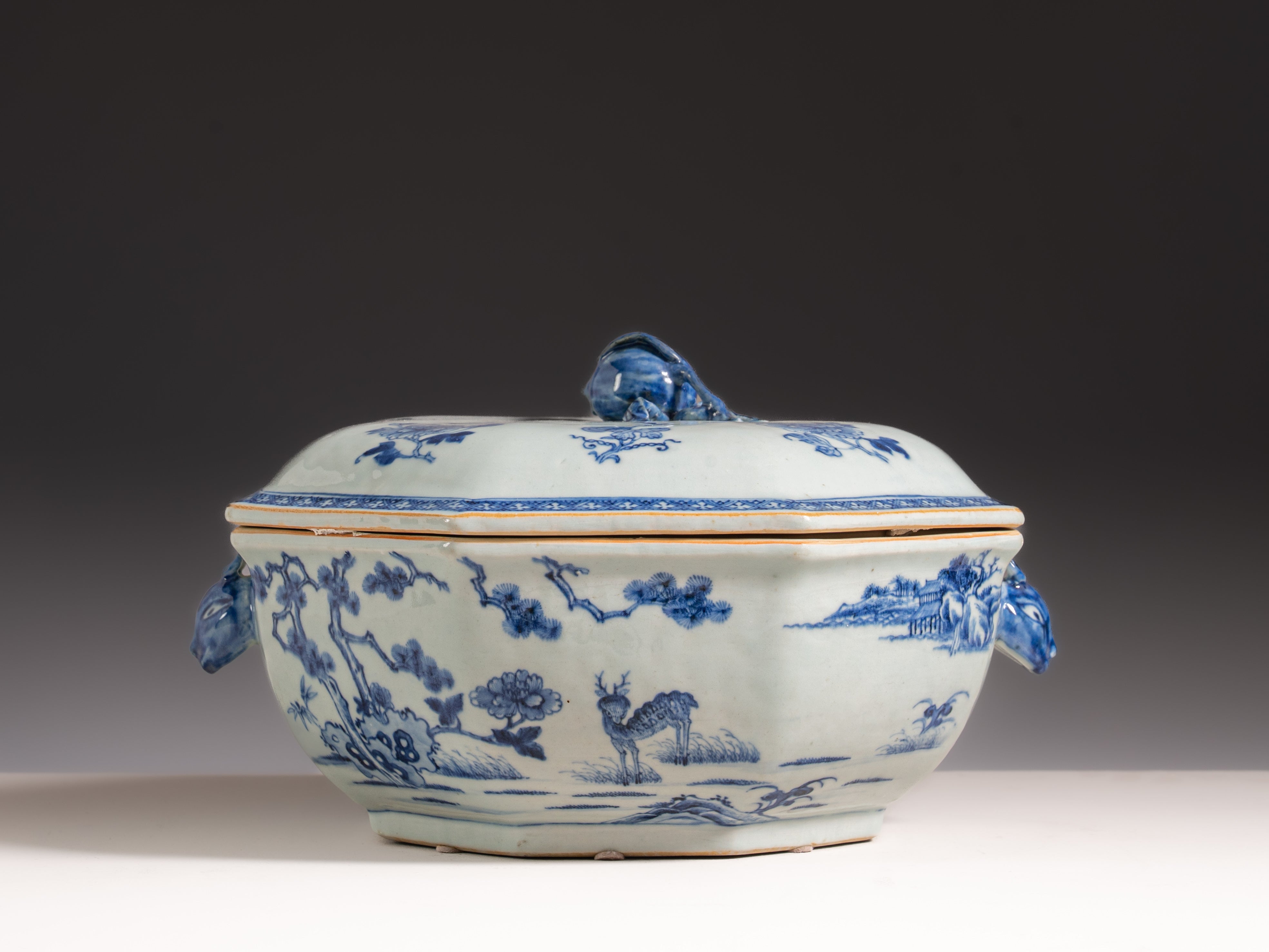 Terrina com tampa em porcelana chinesa azul‑e‑branca, século XVIII, reinado Qianlong (1736–1795)