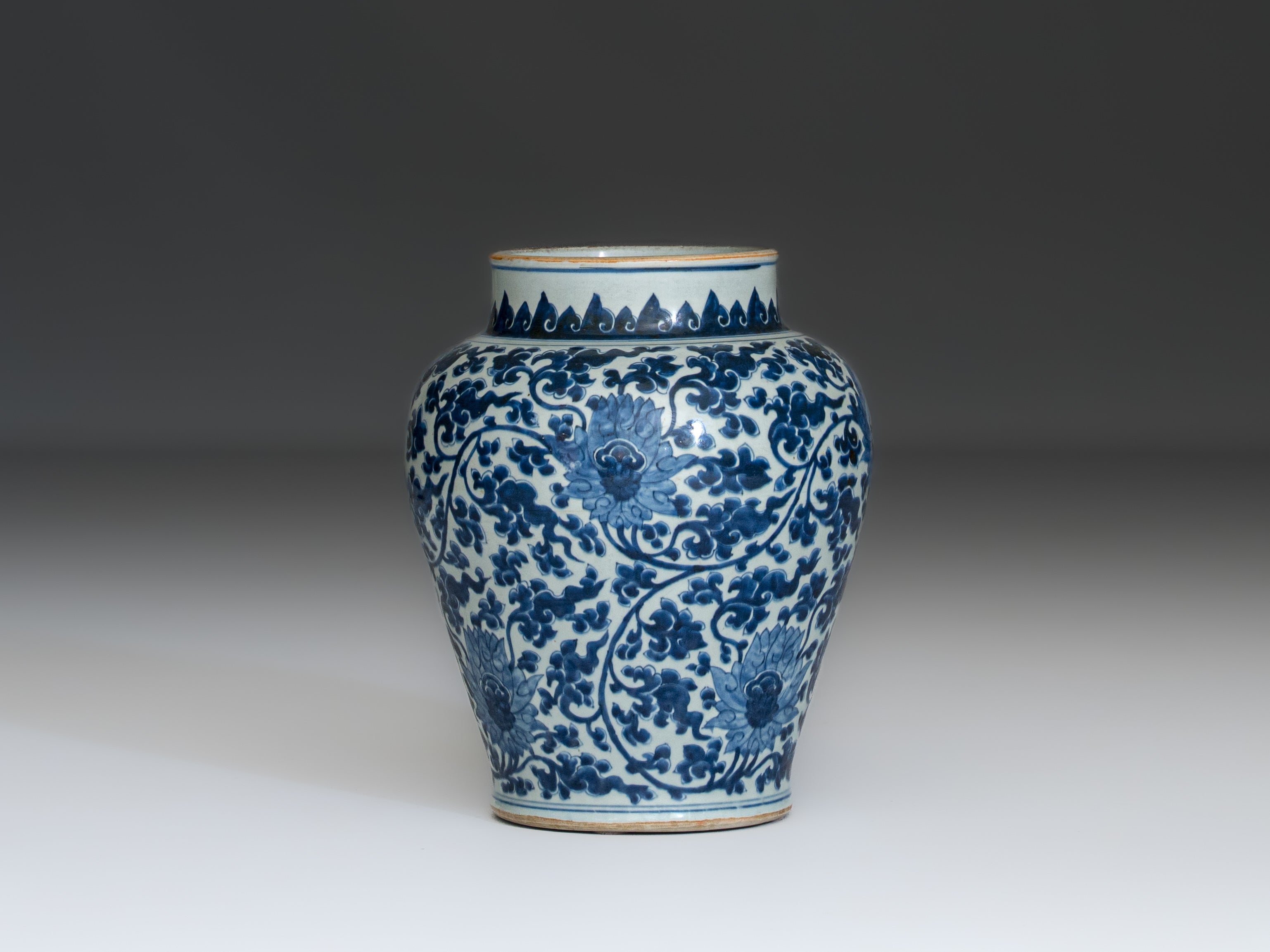 Pote em porcelana chinesa azul-e-branca, século XVIII, reinado Qianlong (1736–1795)