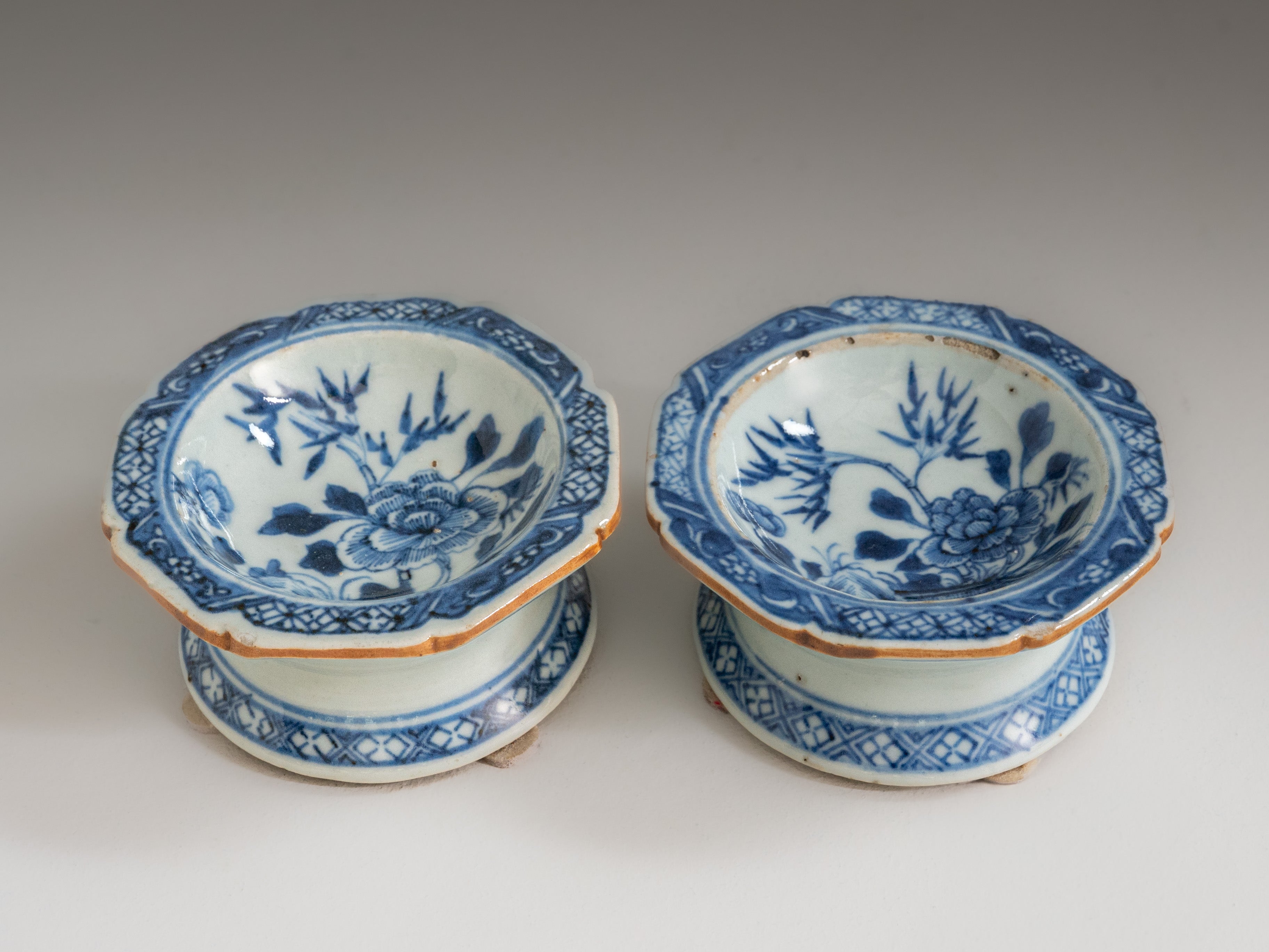Par de saleiros em porcelana chinesa azul‑e‑branca, século XVIII. Período Qianlong (1736–1795)