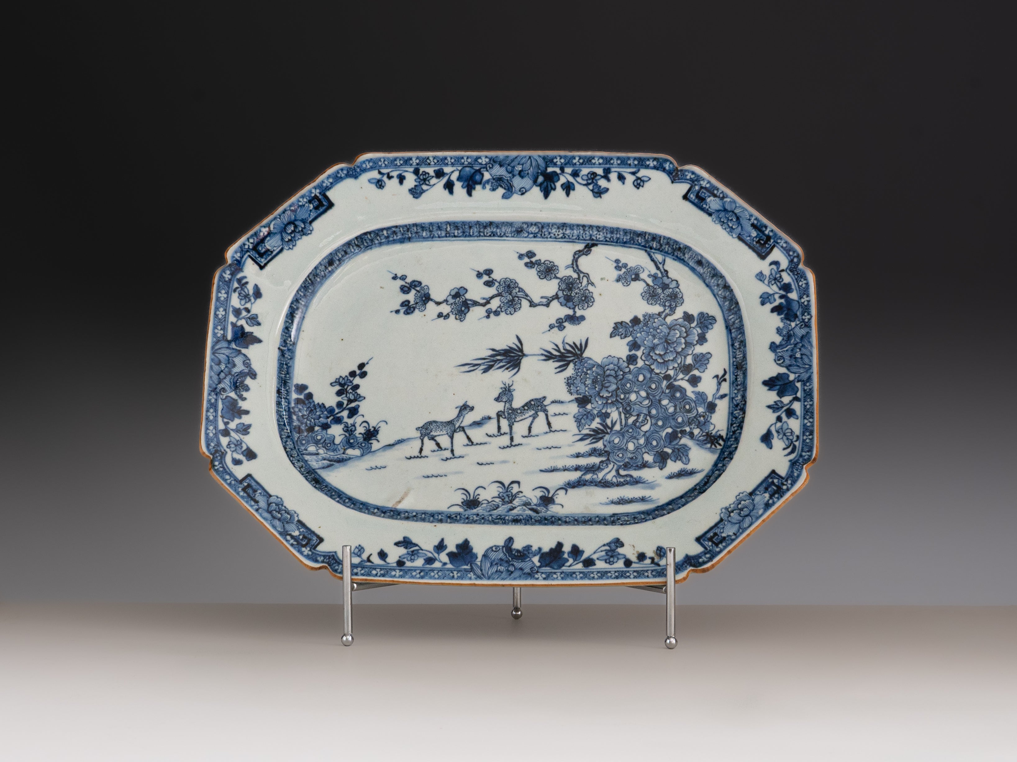 Travessa elíptica em porcelana chinesa azul‑e‑branca, século XVIII, reinado Qianlong (1736–1795)
