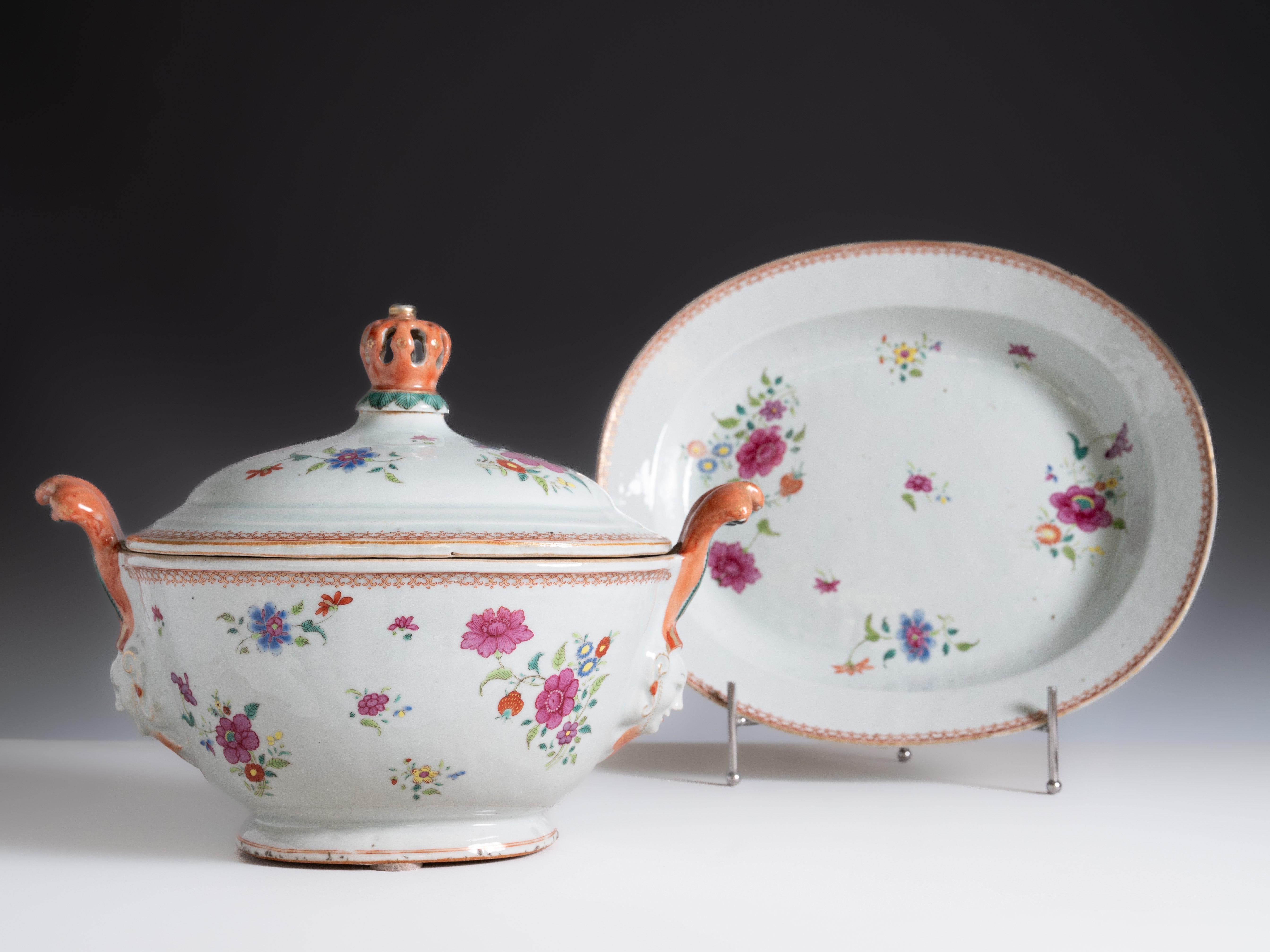 Terrina com tampa e travessa em porcelana chinesa da Companhia das Índias da família rosa. China, Séc. XVIII