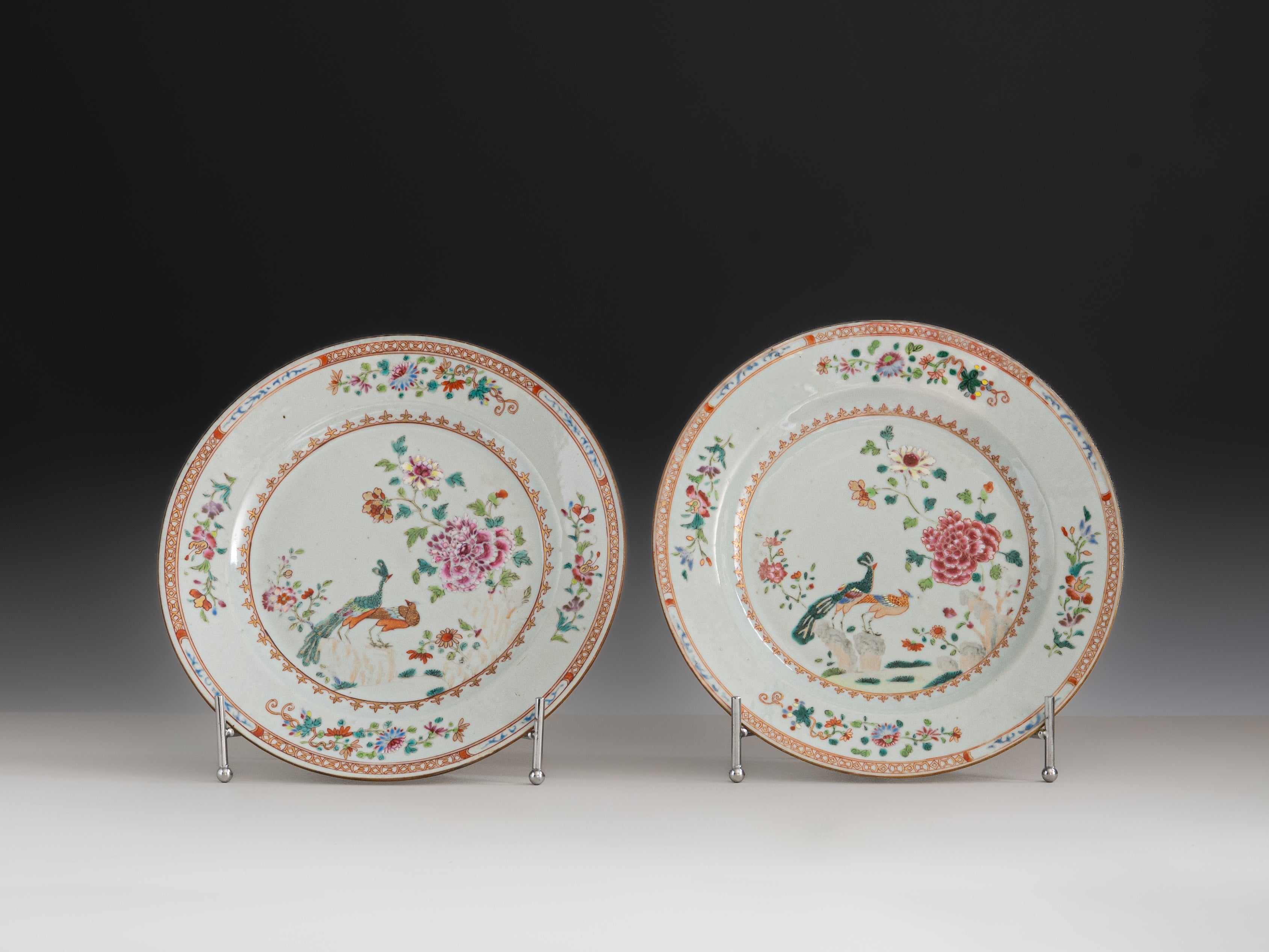 Par de  pratos rasos em porcelana chinesa da Companhia das Índias, século XVIII, denominado Serviço de D. João VI ou Serviço dos Pavões