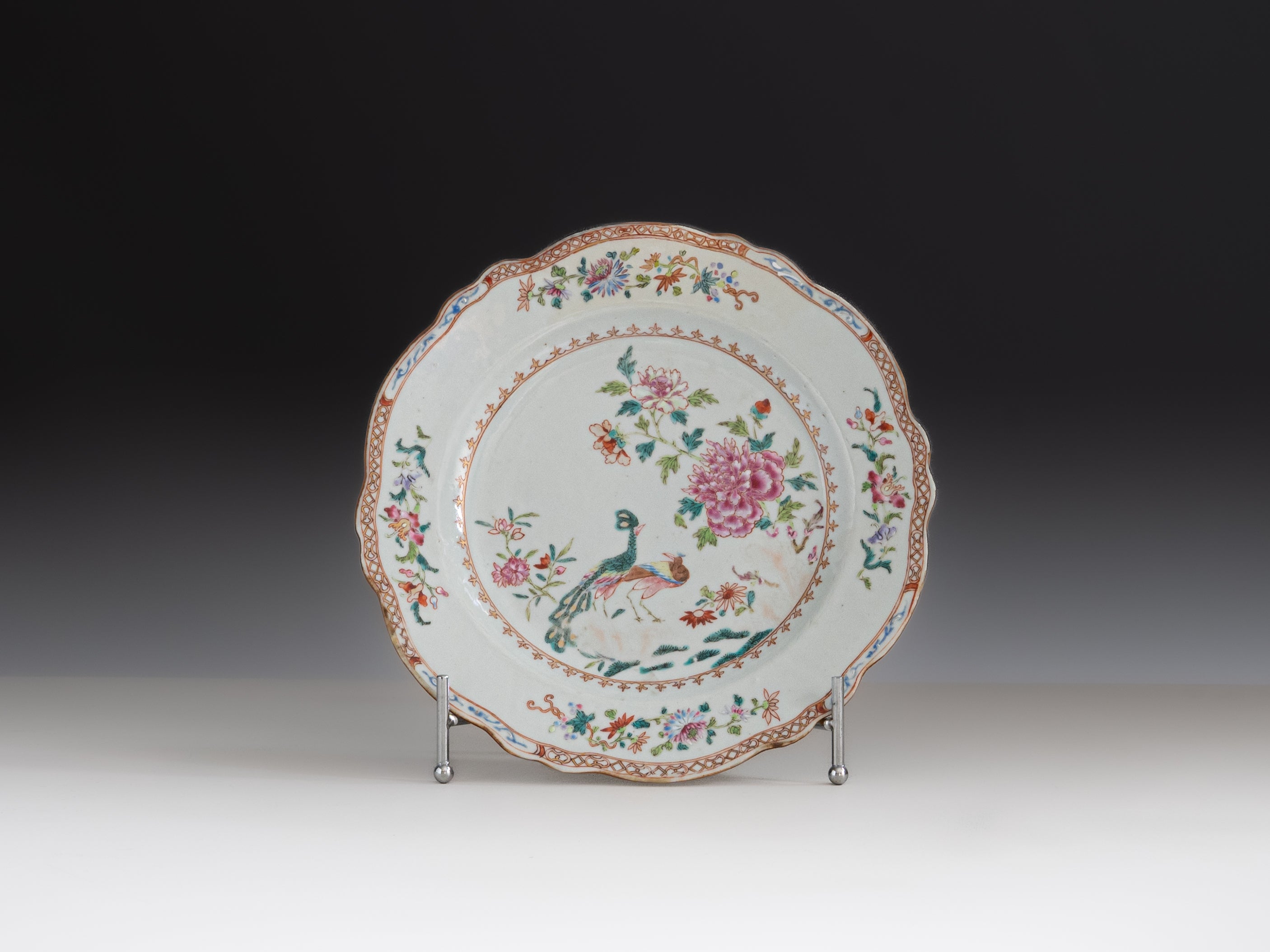 Prato raso em porcelana chinesa da Companhia das Índias, século XVIII, denominado Serviço de D. João VI ou Serviço dos Pavões.  Reinado de Qianlong (1736–1795)