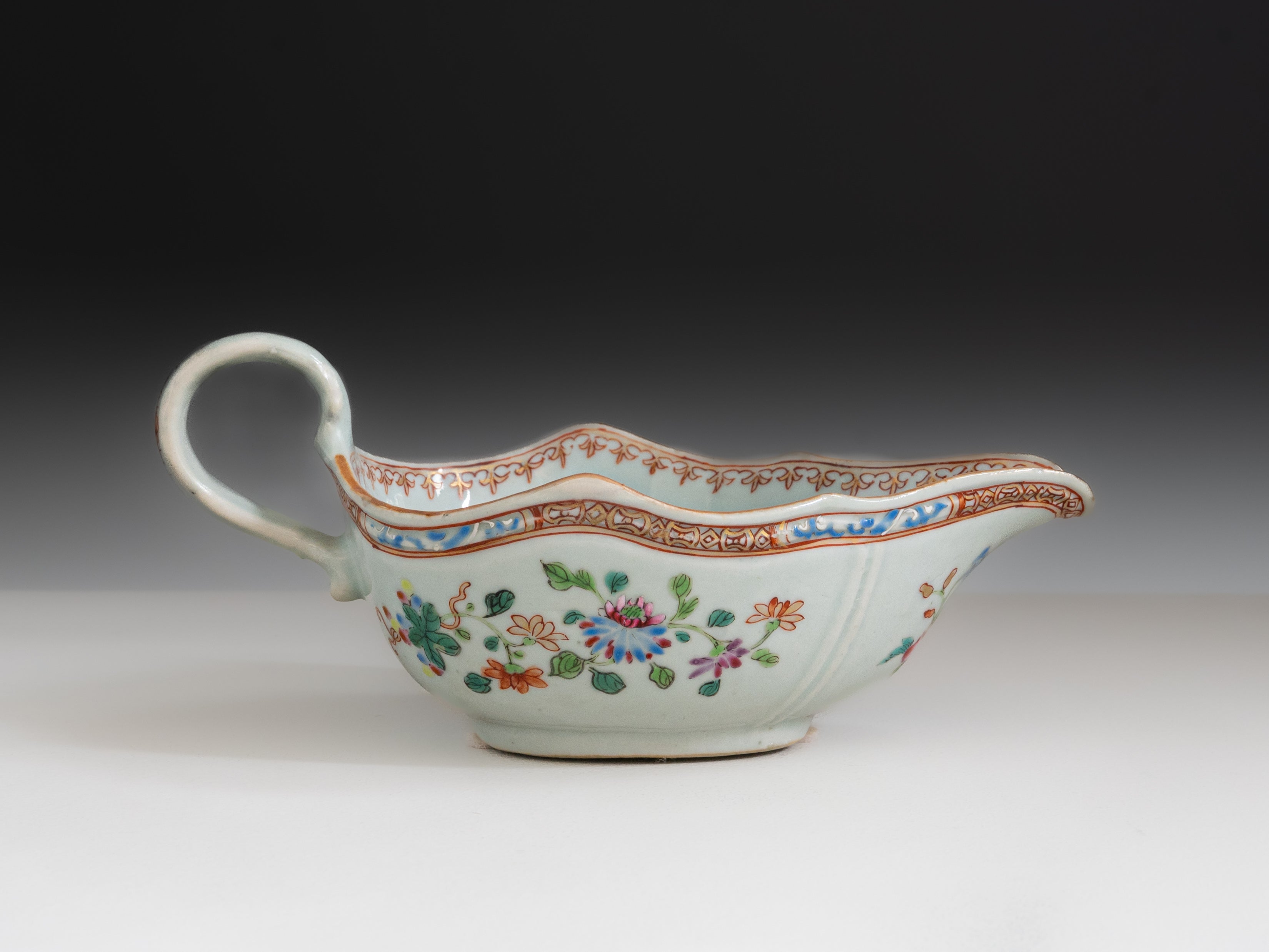 Molheira em porcelana chinesa da Companhia das Índias, século XVIII, denominado Serviço de D. João VI ou Serviço dos Pavões