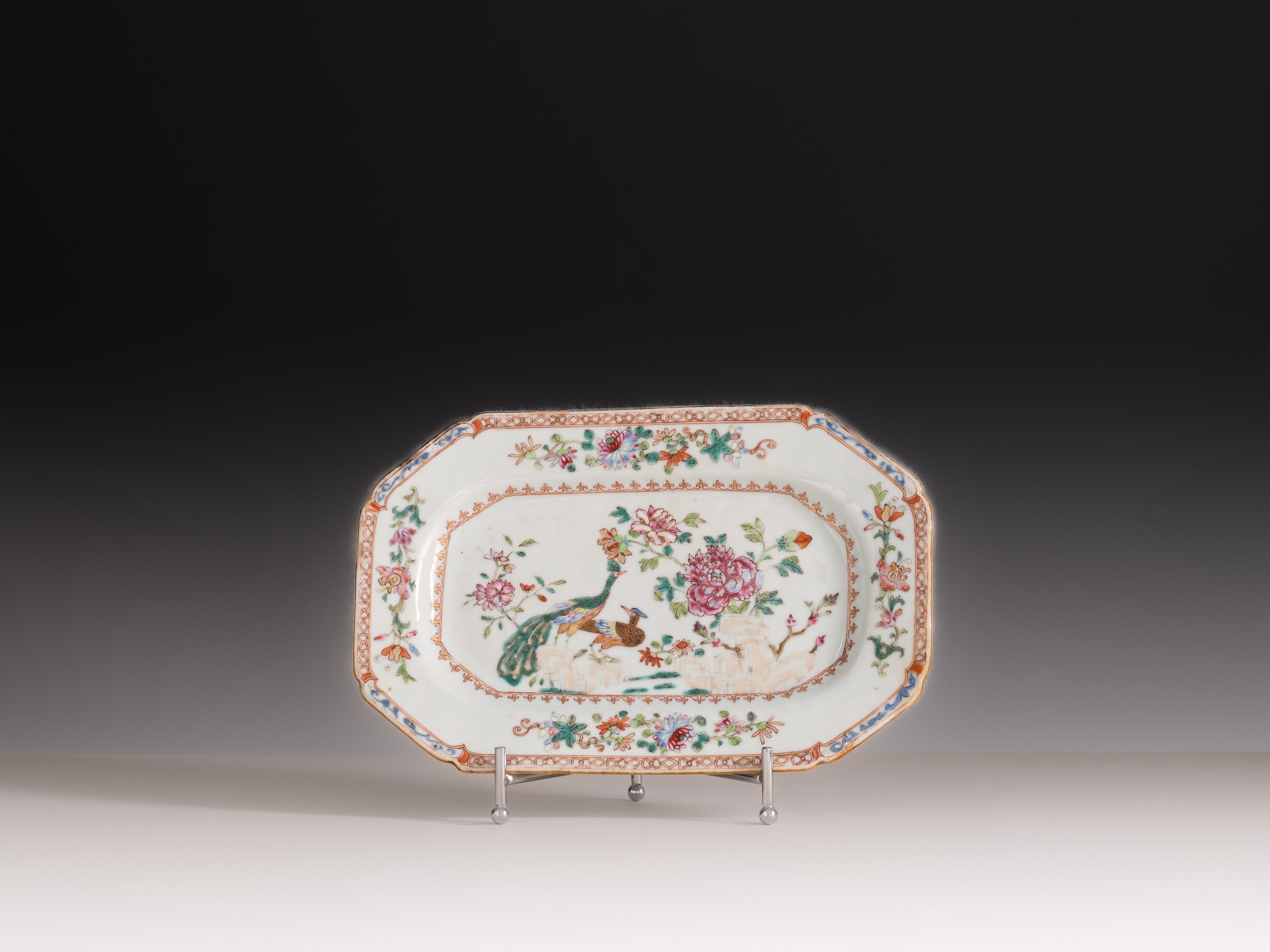Travessa oitavada em porcelana chinesa da Companhia das Índias, século XVIII, Período Qianlong (1736–1795)