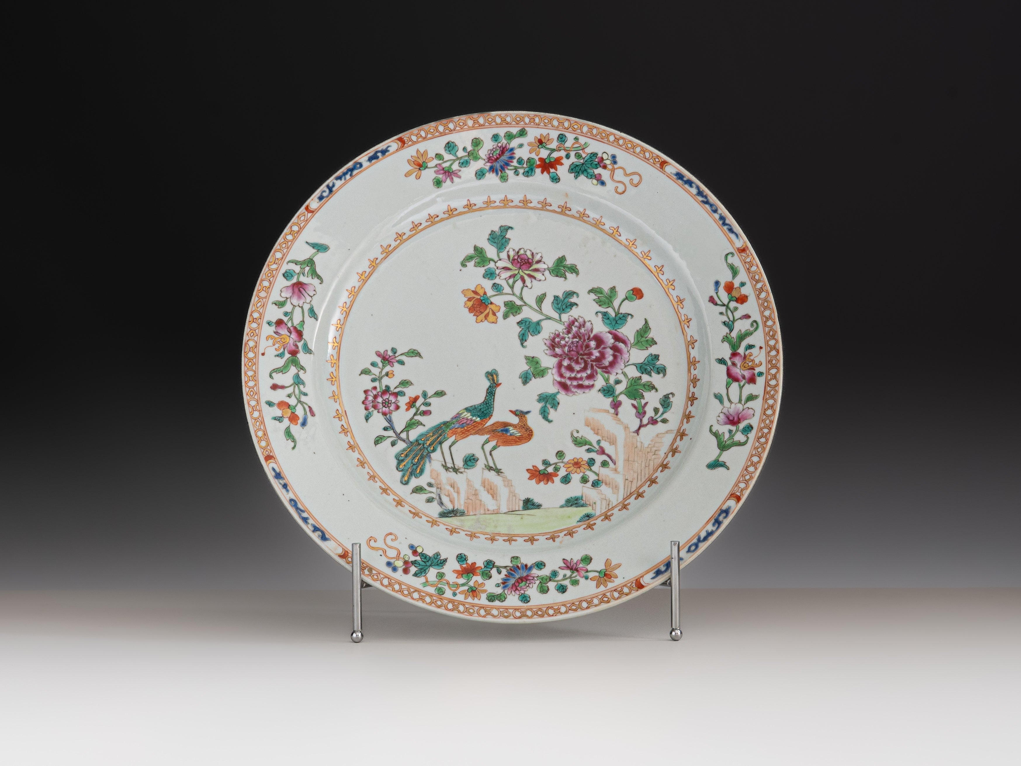 Prato grande em porcelana chinesa da Companhia das Índias, século XVIII, denominado Serviço de D. João VI ou Serviço dos Pavões