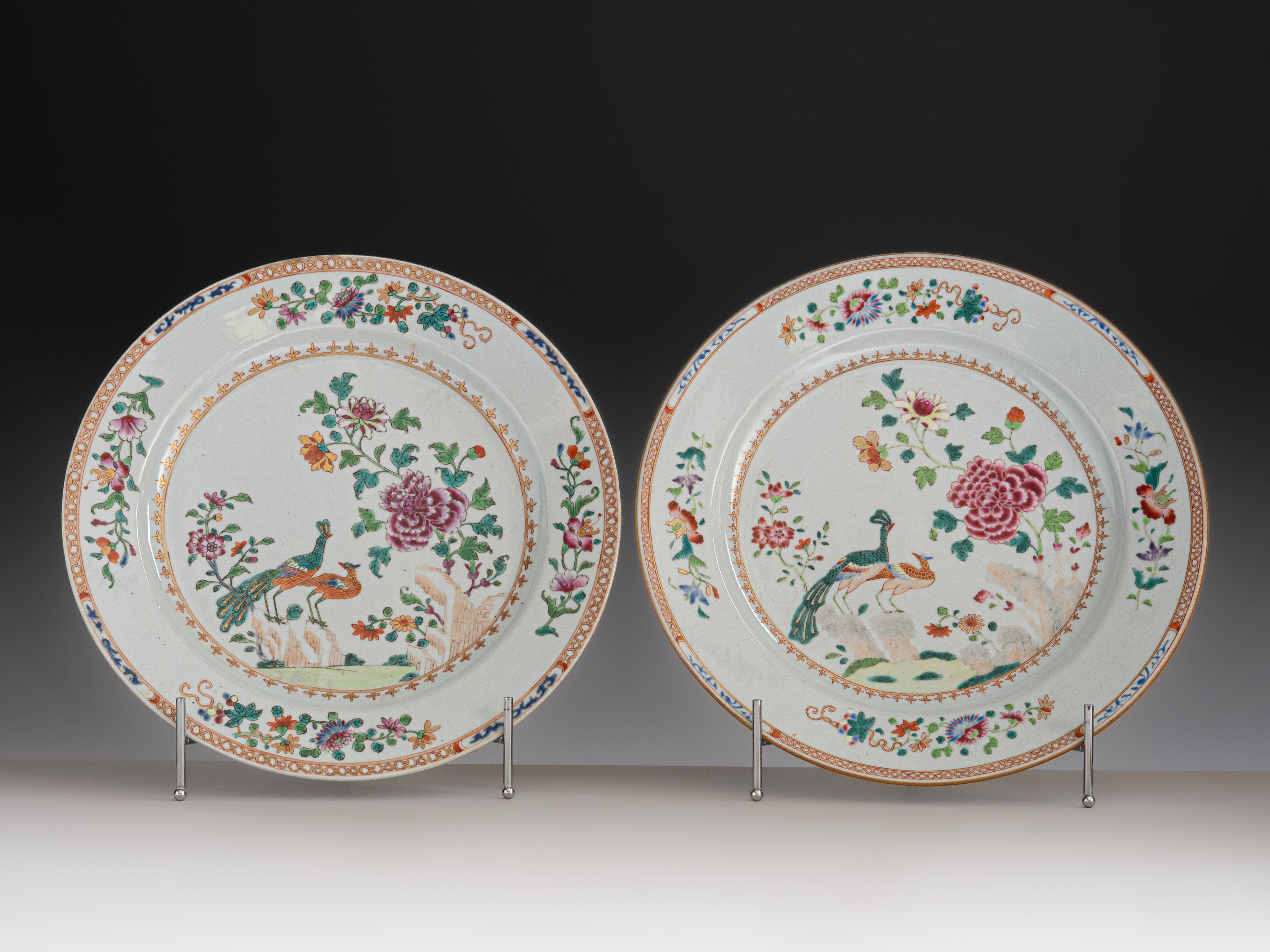 Prato grande em porcelana chinesa da Companhia das Índias, século XVIII, denominado Serviço de D. João VI ou Serviço dos Pavões