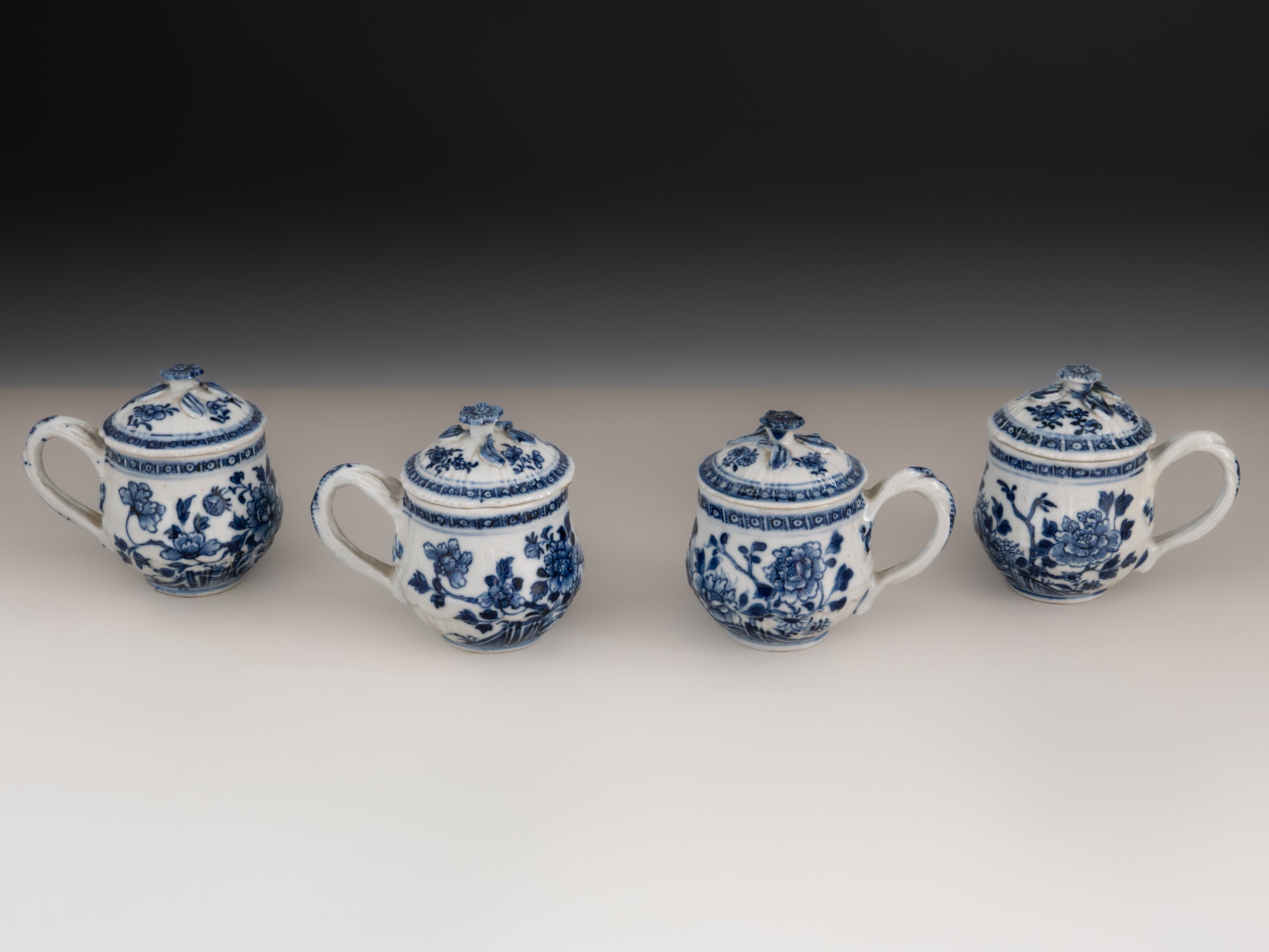 Conjunto de 4 cremeiras em porcelana chinesa da Companhia das Índias, século XVIII. Reinado de Qianlong (1736–1795)