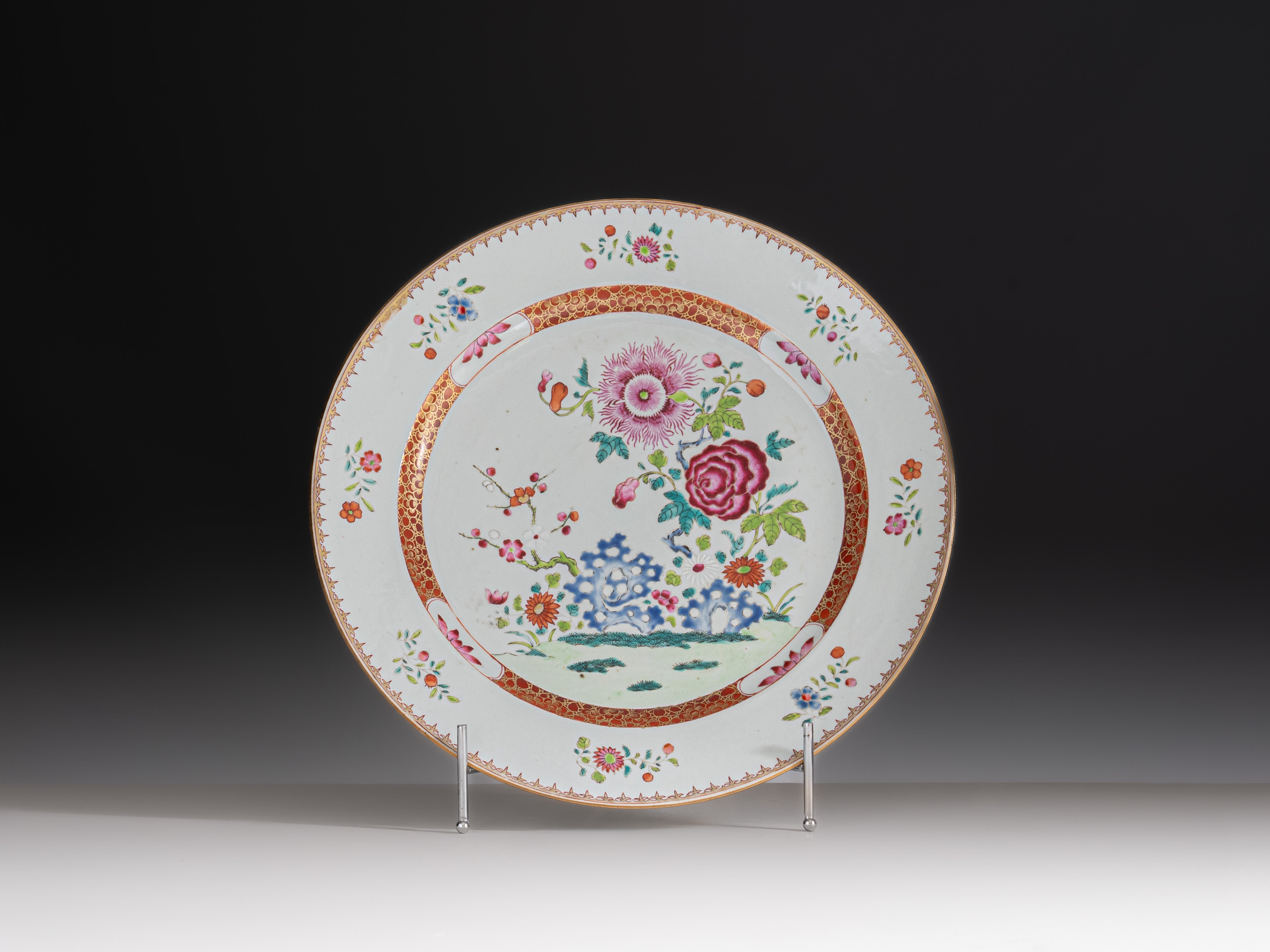 Par de pratos rasos em porcelana chinesa da Companhia das Índias, século XVIII