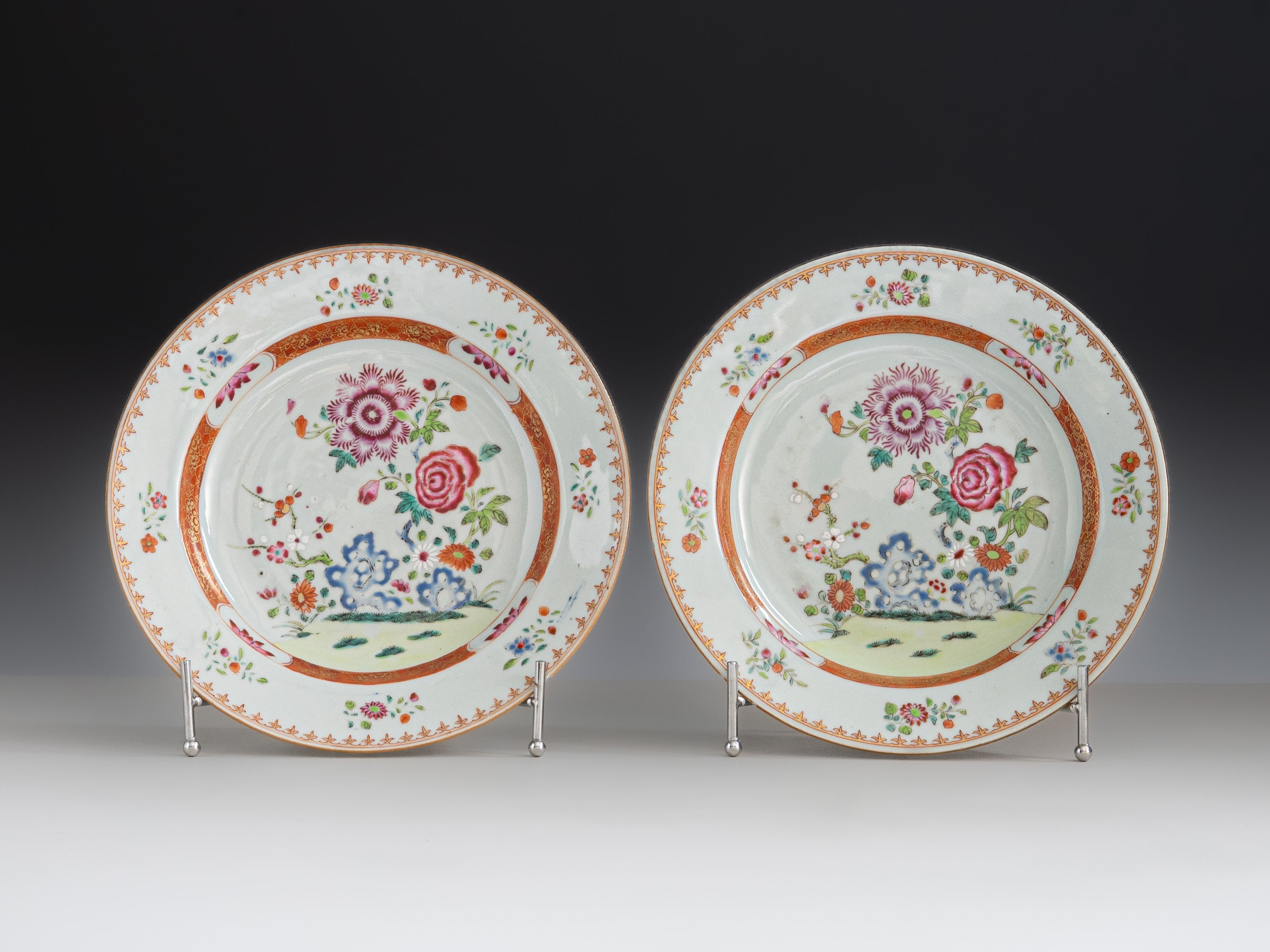 Par de  pratos rasos em porcelana chinesa da Companhia das Índias, século XVIII, Reinado de Qianlong (1736–1795)