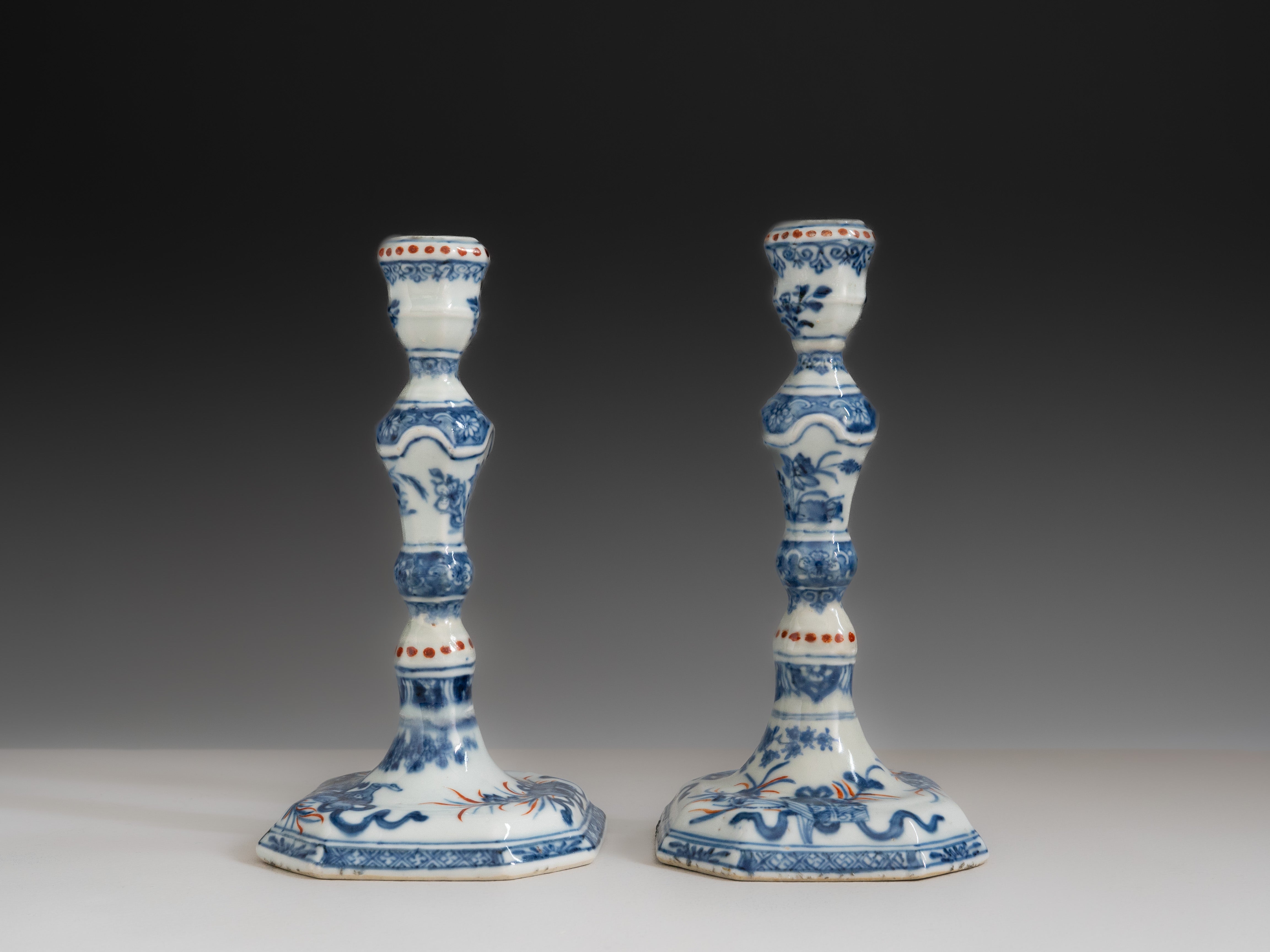 Par de castiçais em porcelana chinesa da Companhia das Índias, século XVIII. Período Qianlong (1736–1795)
