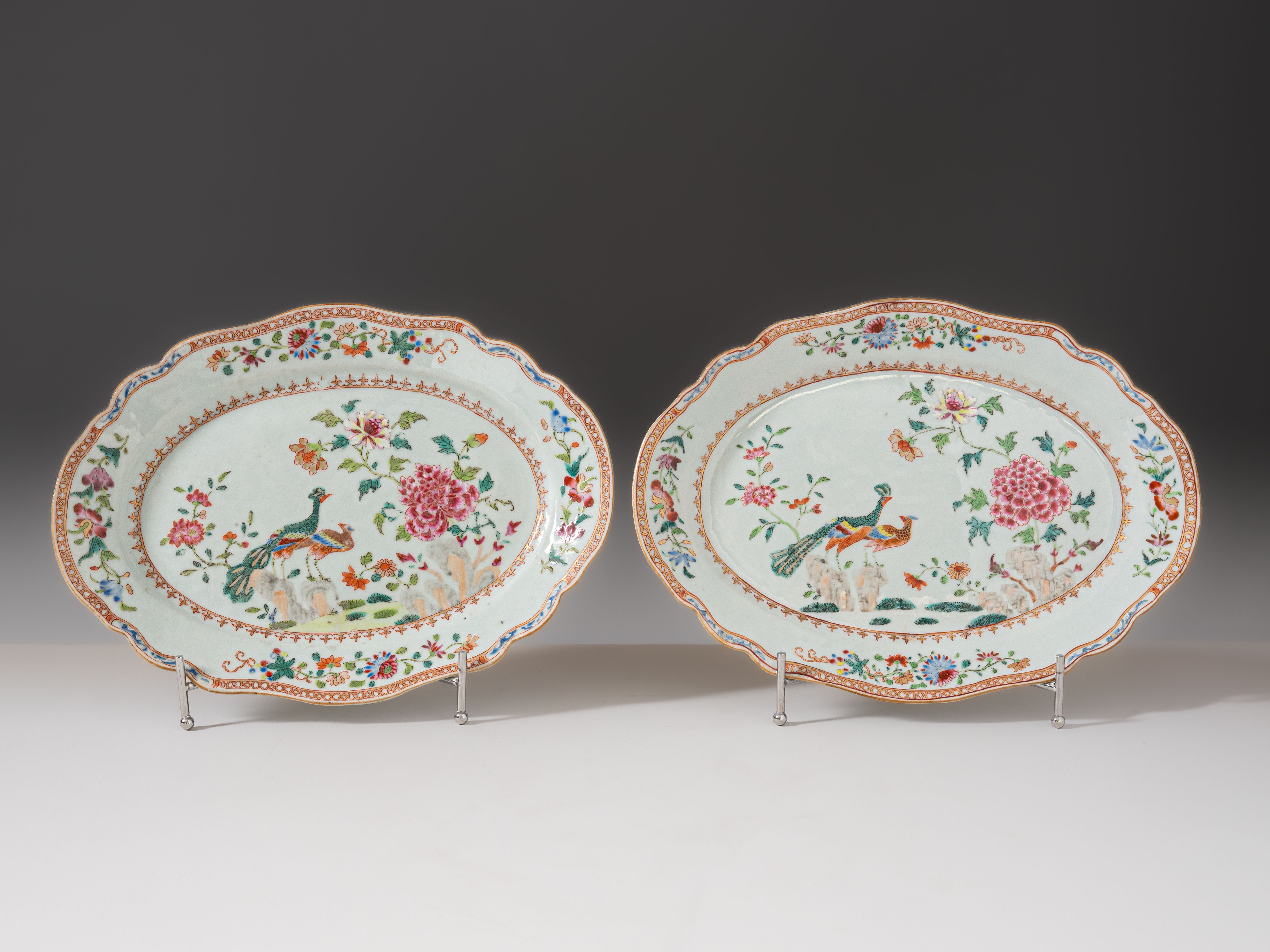 Par de travessas em porcelana chinesa da Companhia das Índias, século XVIII, denominado serviços D. João VI ou dos Pavões. Reinado Qianlong (1736–1795)
