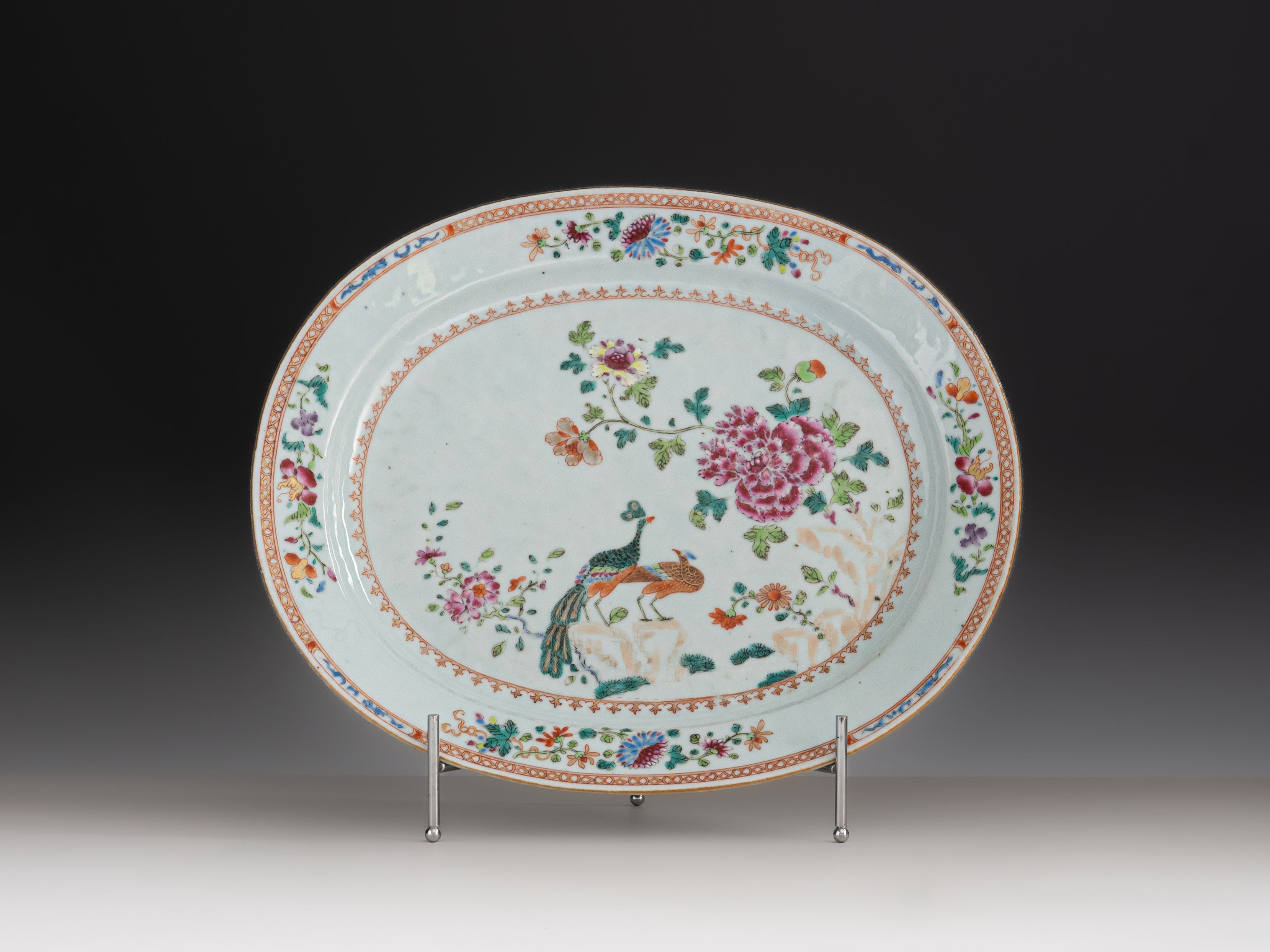 Grande travessa em porcelana chinesa da Companhia das Índias, século XVIII, denominado Serviço de D. João VI ou Serviço dos Pavões