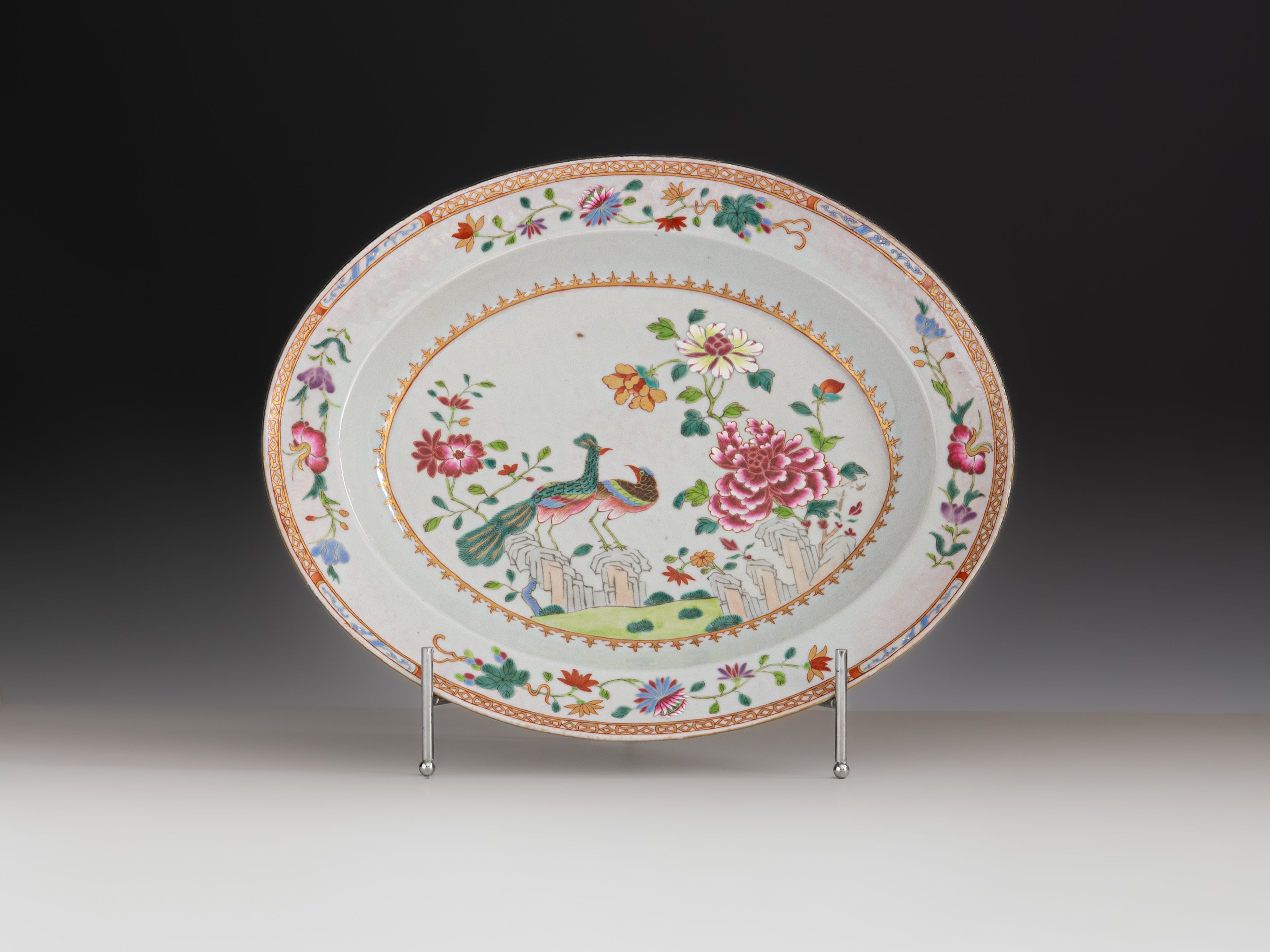 Grande travessa em porcelana chinesa da Companhia das Índias, século XVIII, denominado Serviço de D. João VI ou Serviço dos Pavões