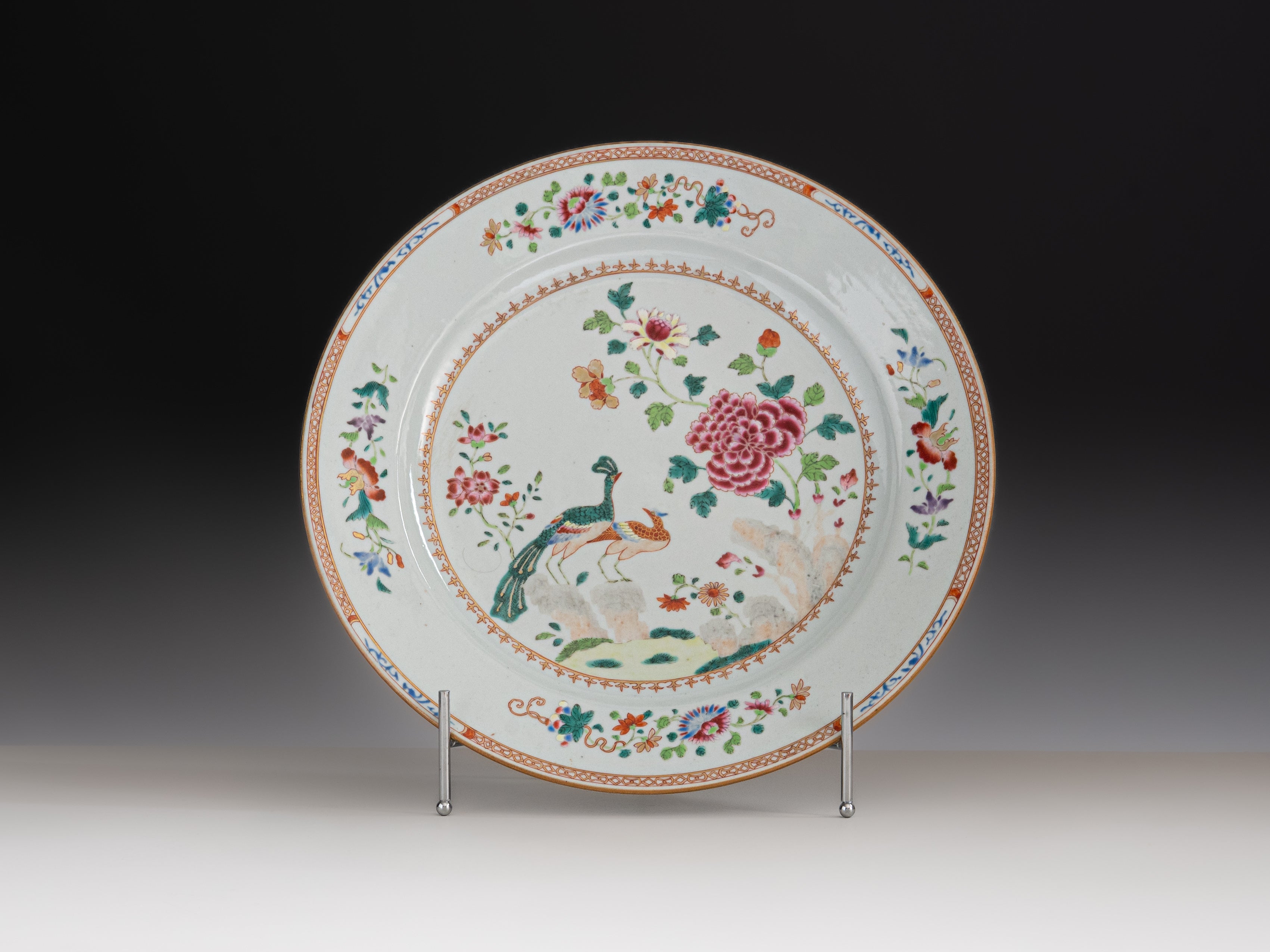 Prato grande em porcelana chinesa da Companhia das Índias, século XVIII, denominado Serviço de D. João VI ou Serviço dos Pavões