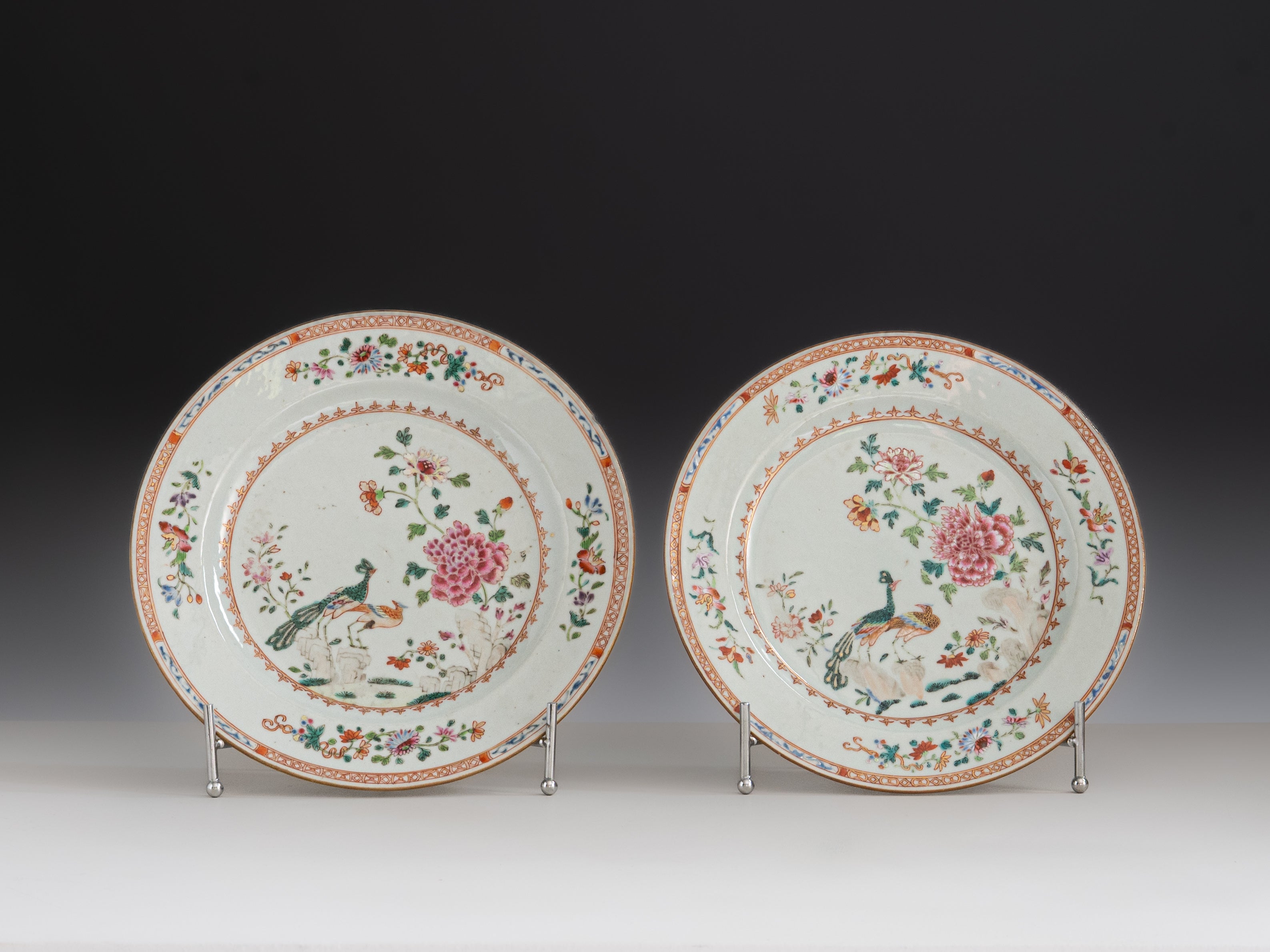Par de  pratos rasos em porcelana chinesa da Companhia das Índias, século XVIII, denominado Serviço de D. João VI ou Serviço dos Pavões
