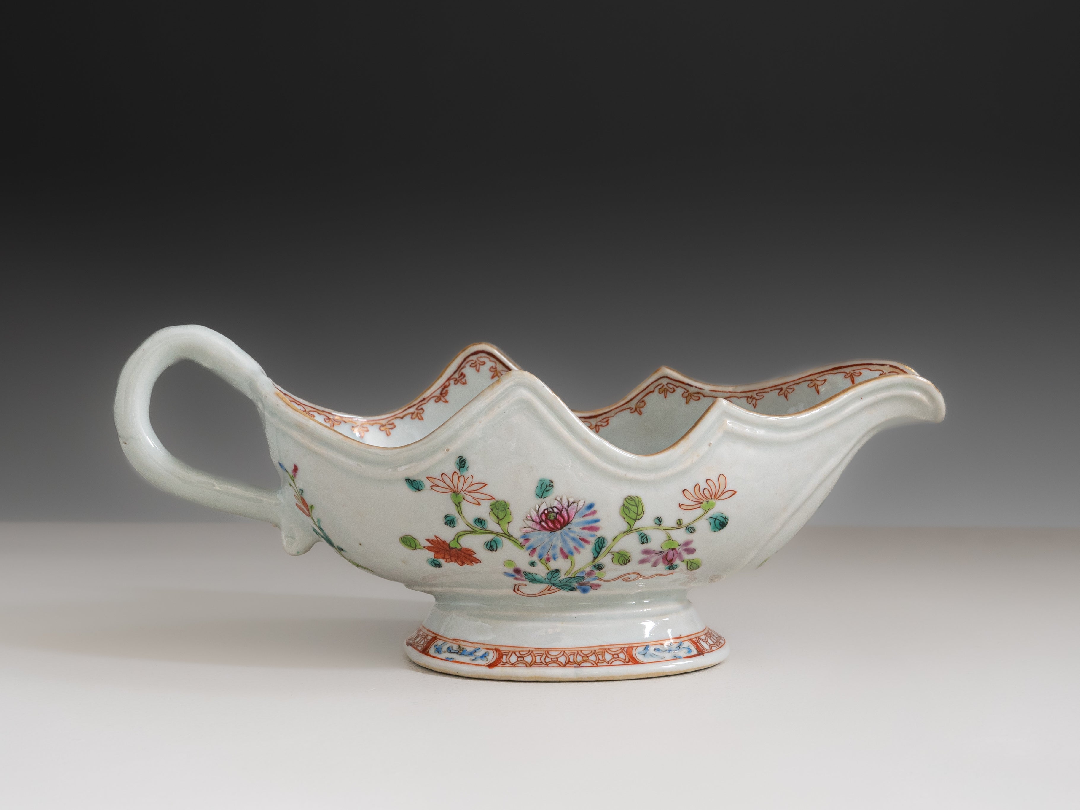 Molheira em porcelana chinesa da Companhia das Índias, século XVIII, denominado Serviço de D. João VI ou Serviço dos Pavões