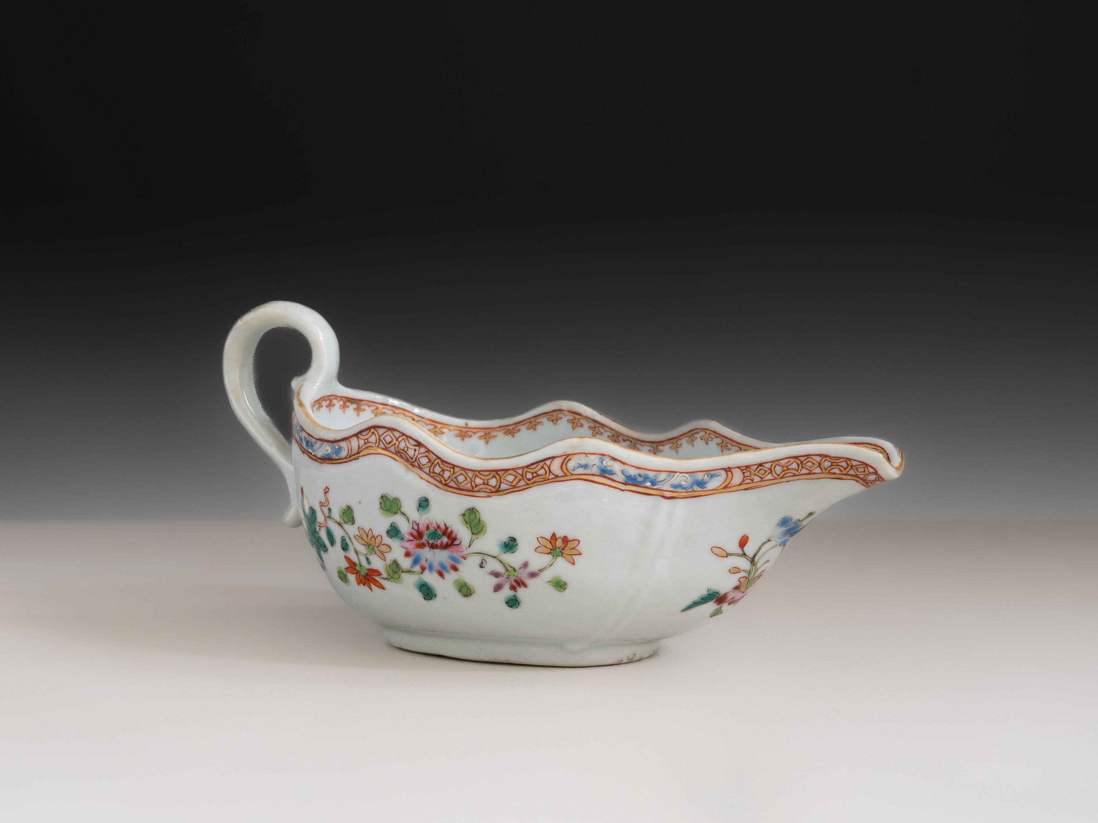 Molheira em porcelana chinesa da Companhia das Índias, século XVIII, denominado Serviço de D. João VI ou Serviço dos Pavões