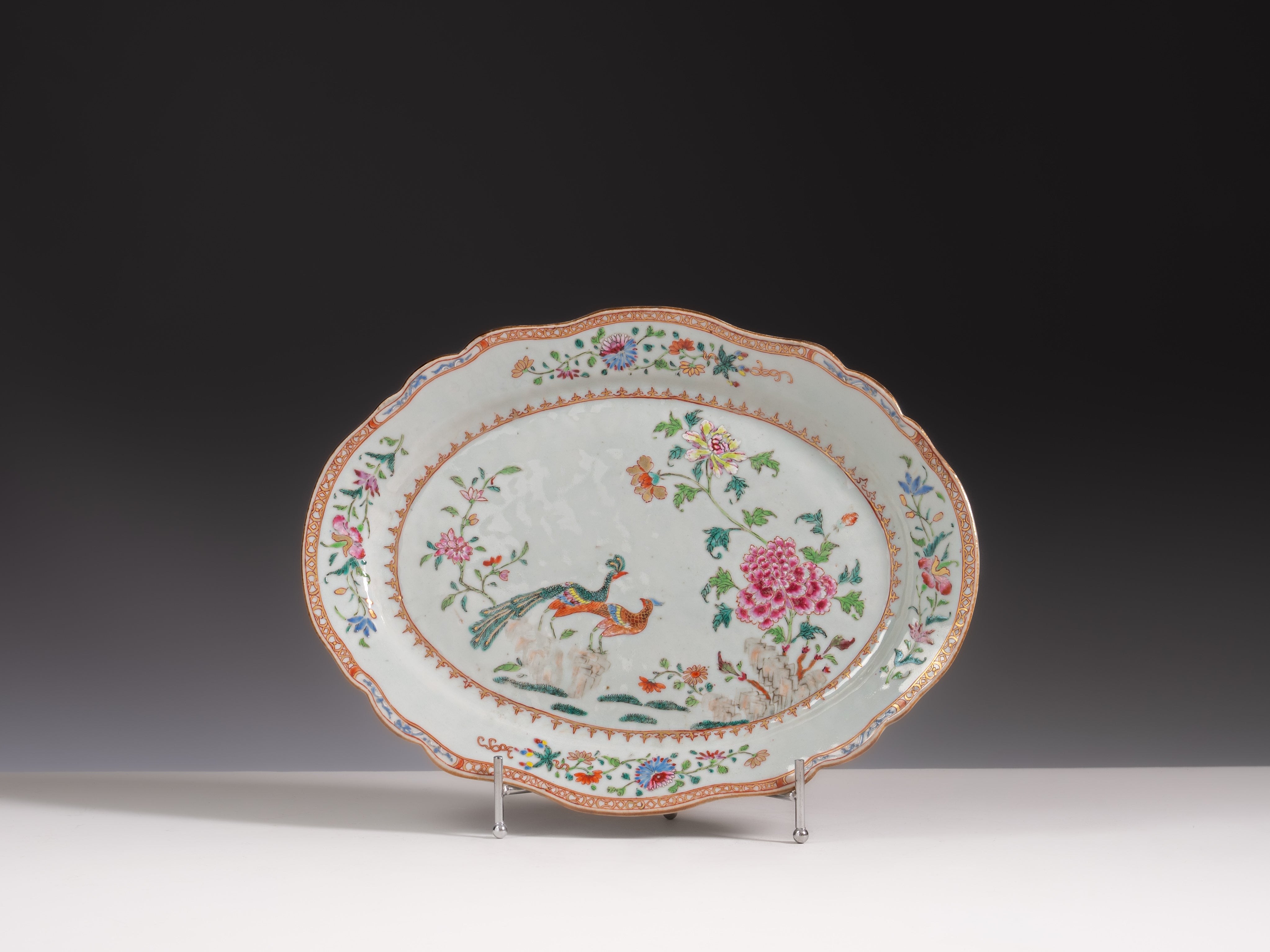 Travessa em porcelana chinesa da Companhia das Índias, século XVIII, Período Qianlong (1736–1795)