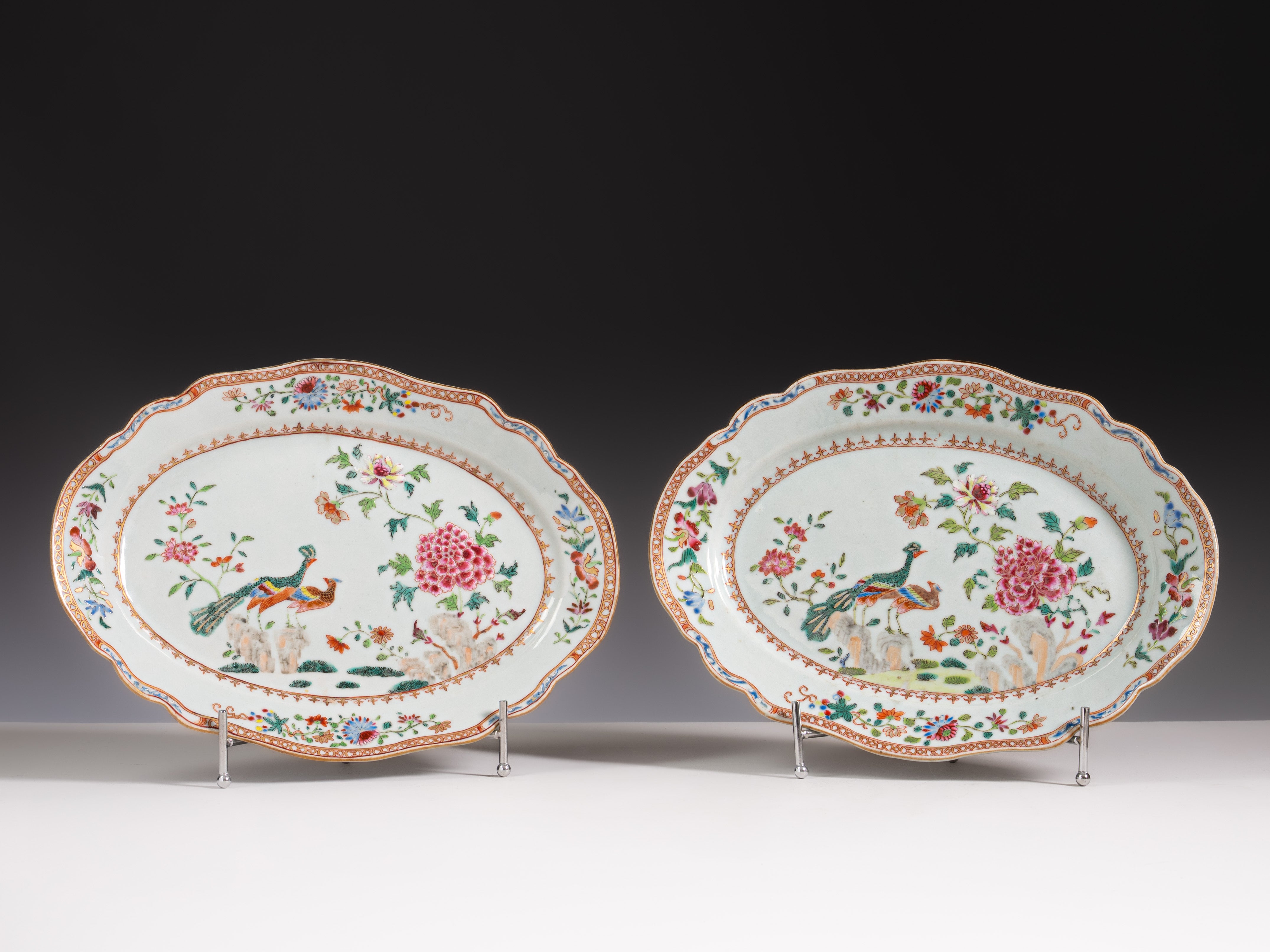 Par de travessas em porcelana chinesa da Companhia das Índias, século XVIII, denominado serviços D. João VI ou dos Pavões. Reinado Qianlong (1736–1795)