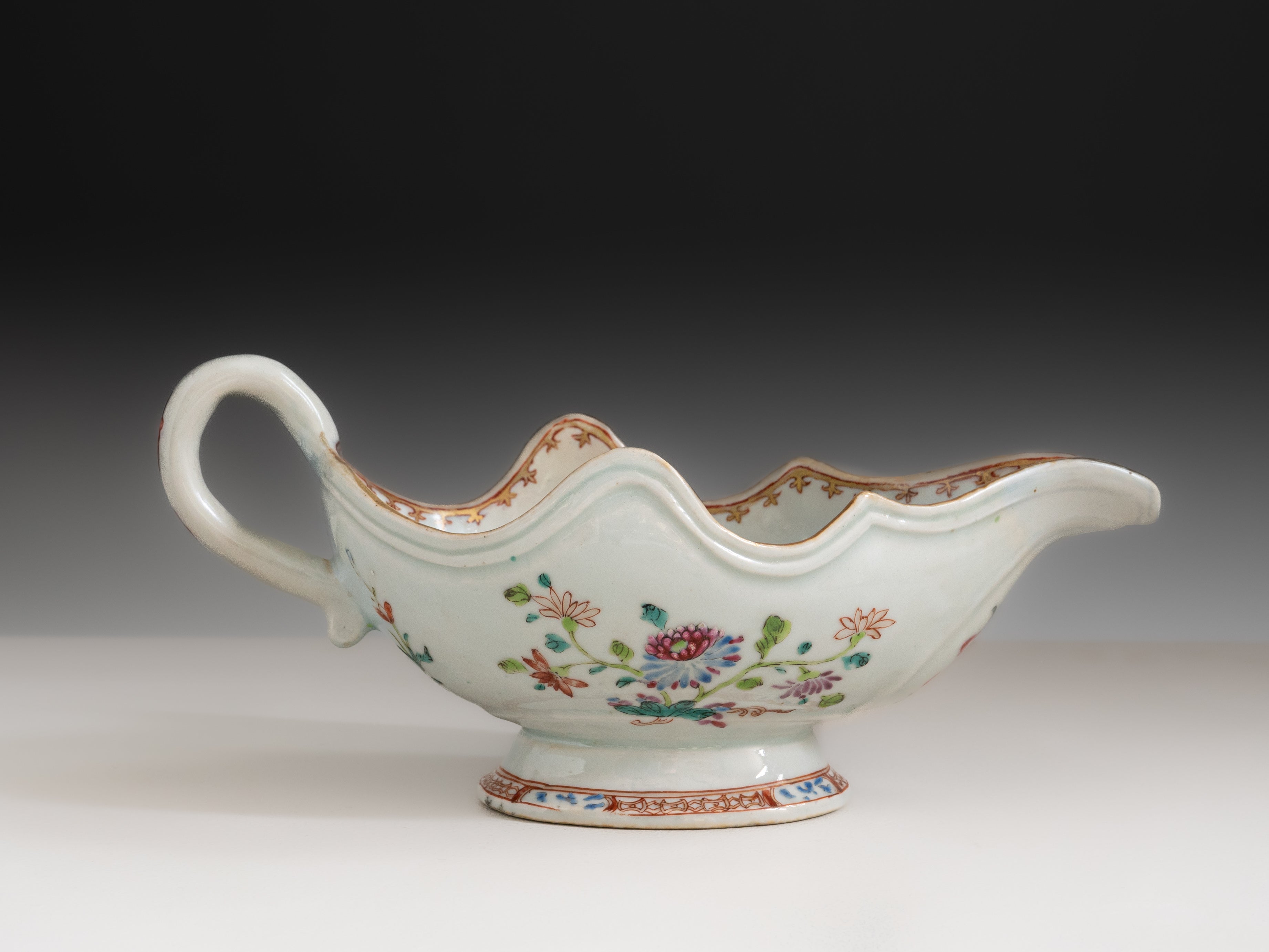 Molheira em porcelana chinesa da Companhia das Índias, século XVIII, denominado Serviço de D. João VI ou Serviço dos Pavões