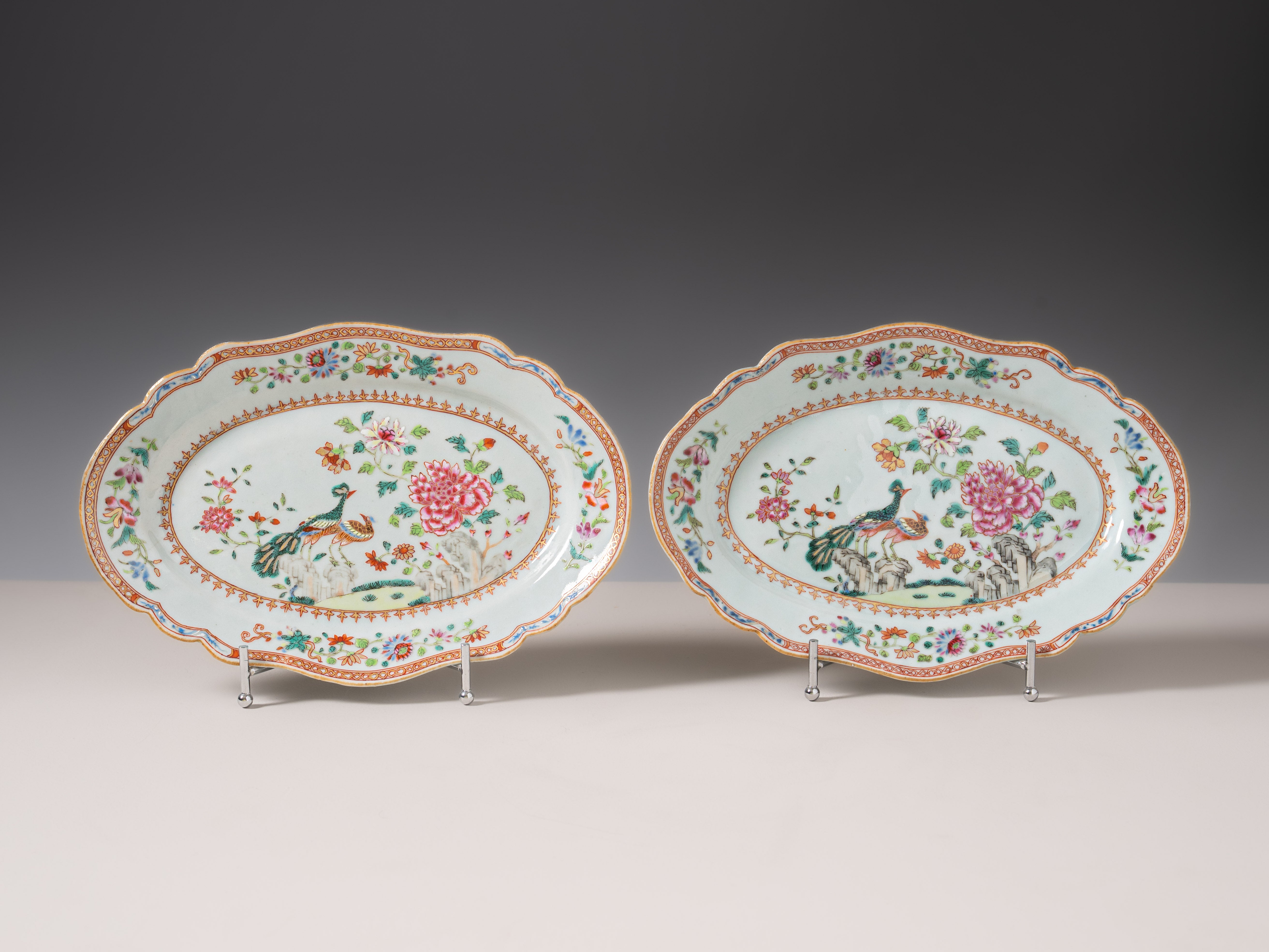 Par de travessas em porcelana chinesa da Companhia das Índias, século XVIII, denominado serviços D. João VI ou dos Pavões. Reinado Qianlong (1736–1795)