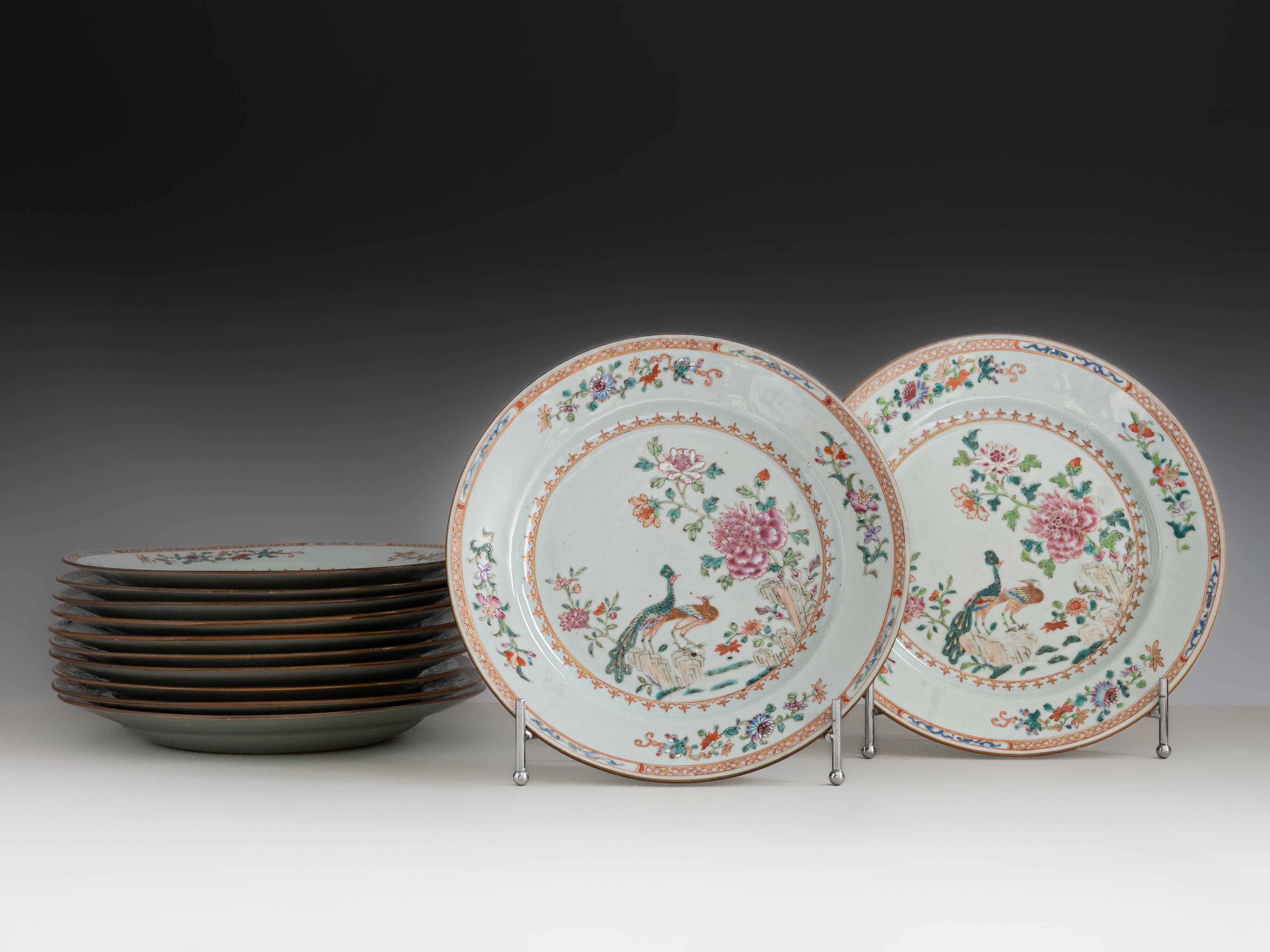 Conjunto de 12 pratos rasos em porcelana chinesa da Companhia das Índias, século XVIII, denominado Serviço de D. João VI ou Serviço dos Pavões