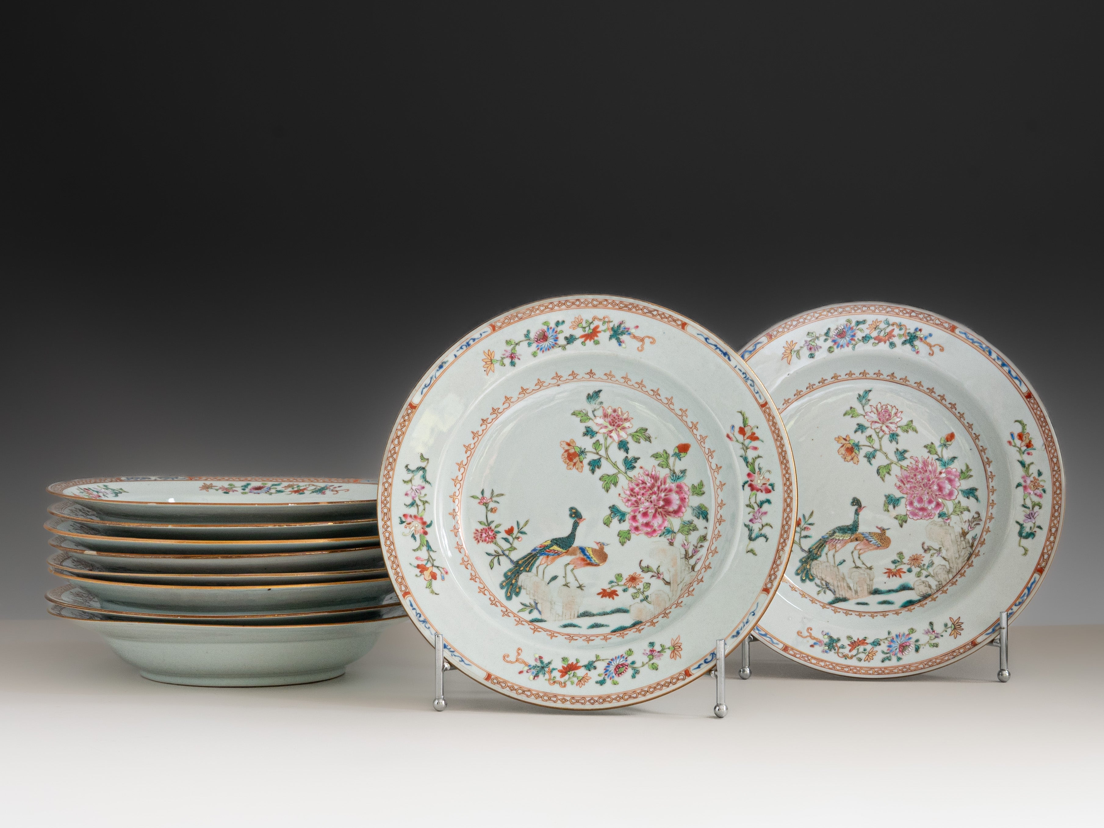 Conjunto de 10 pratos de sopa em porcelana chinesa da Companhia das Índias, século XVIII, denominado Serviço de D. João VI ou Serviço dos Pavões