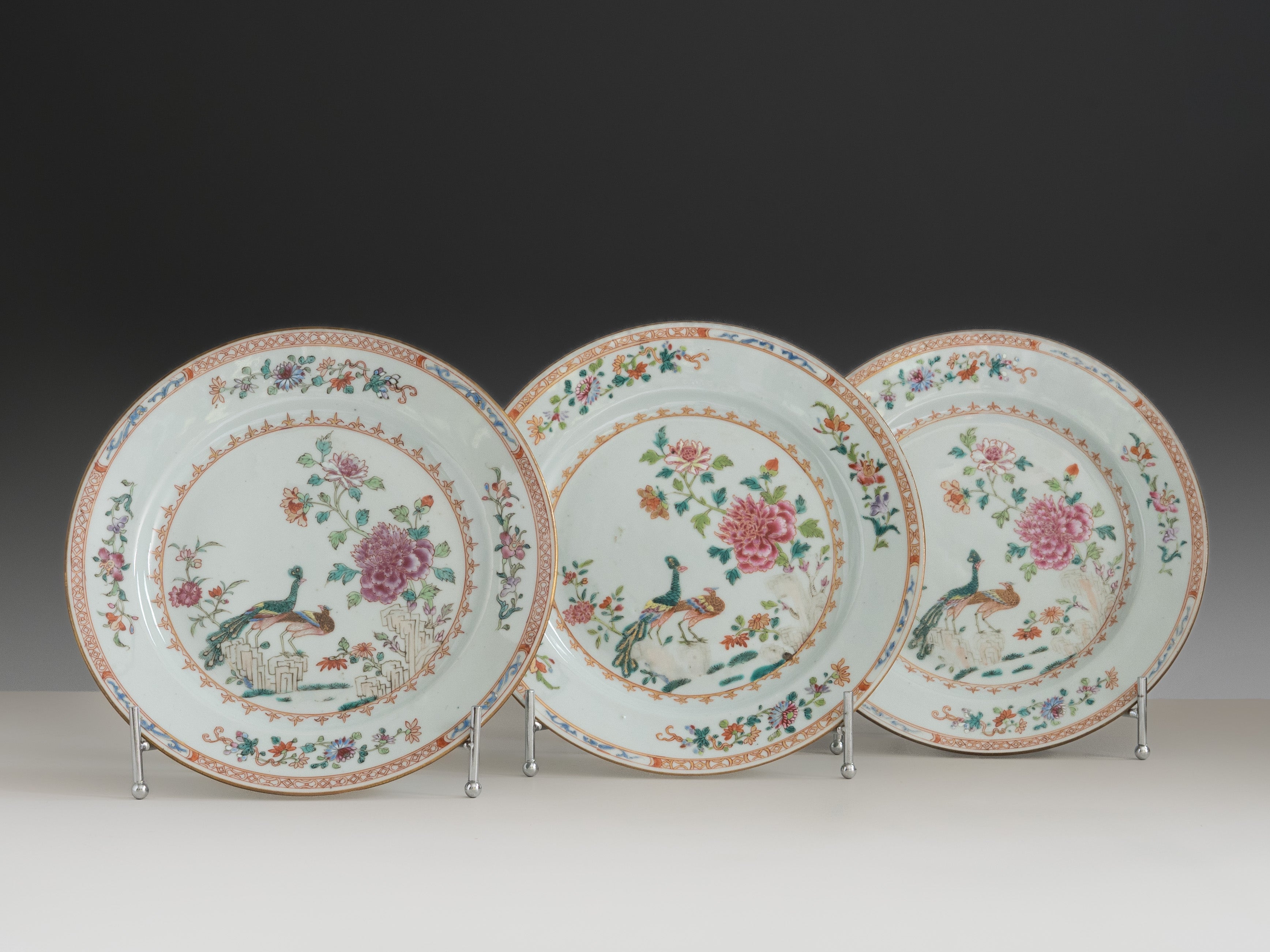 Conjunto de 3 pratos de sopa em porcelana chinesa da Companhia das Índias, século XVIII, denominado Serviço de D. João VI ou Serviço dos Pavões
