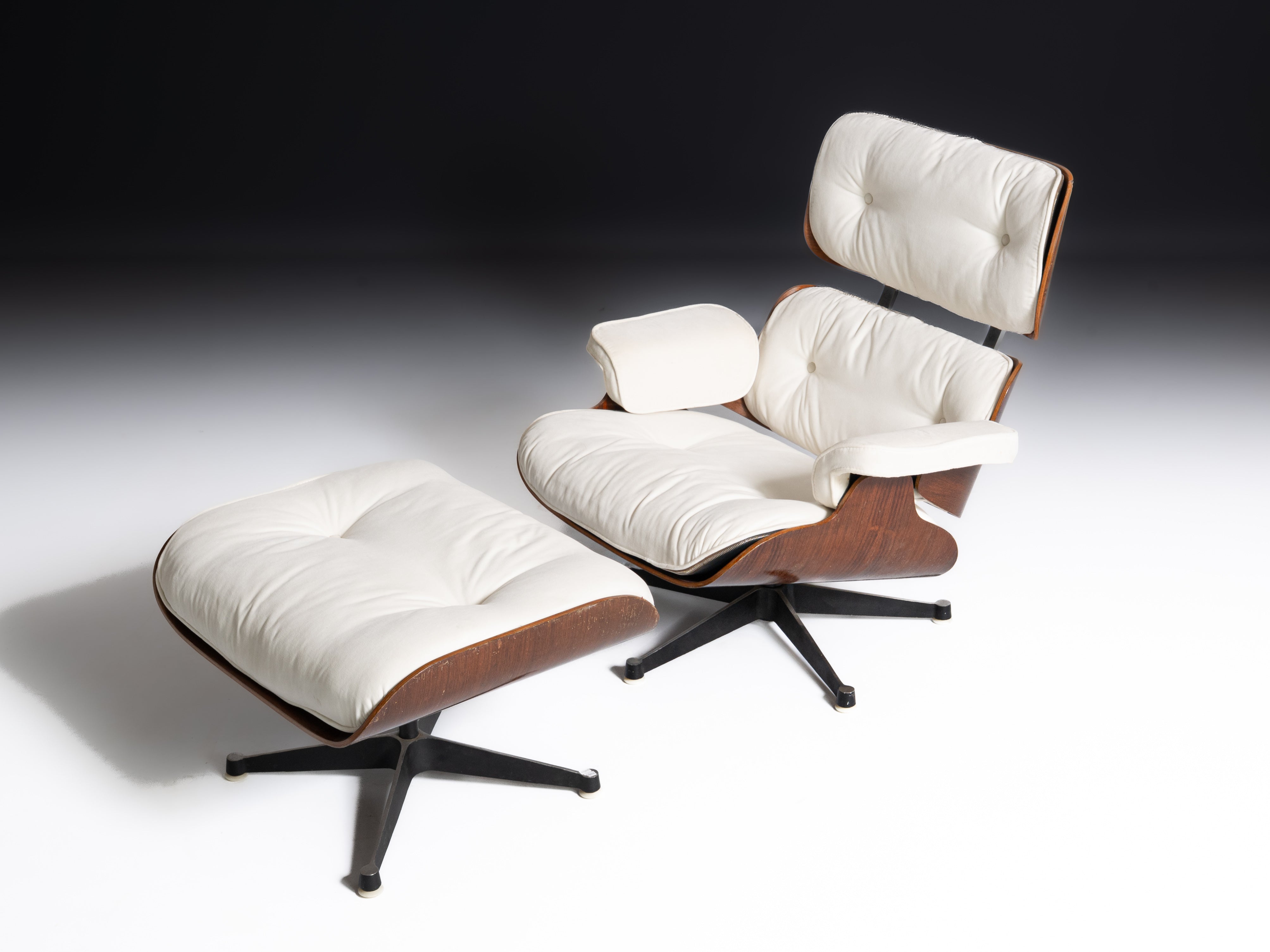 Cadeira lounge e repousa-pés por Charles e Ray Eames, Modelos nº 670 e 671, respetivamente. Anos 1950