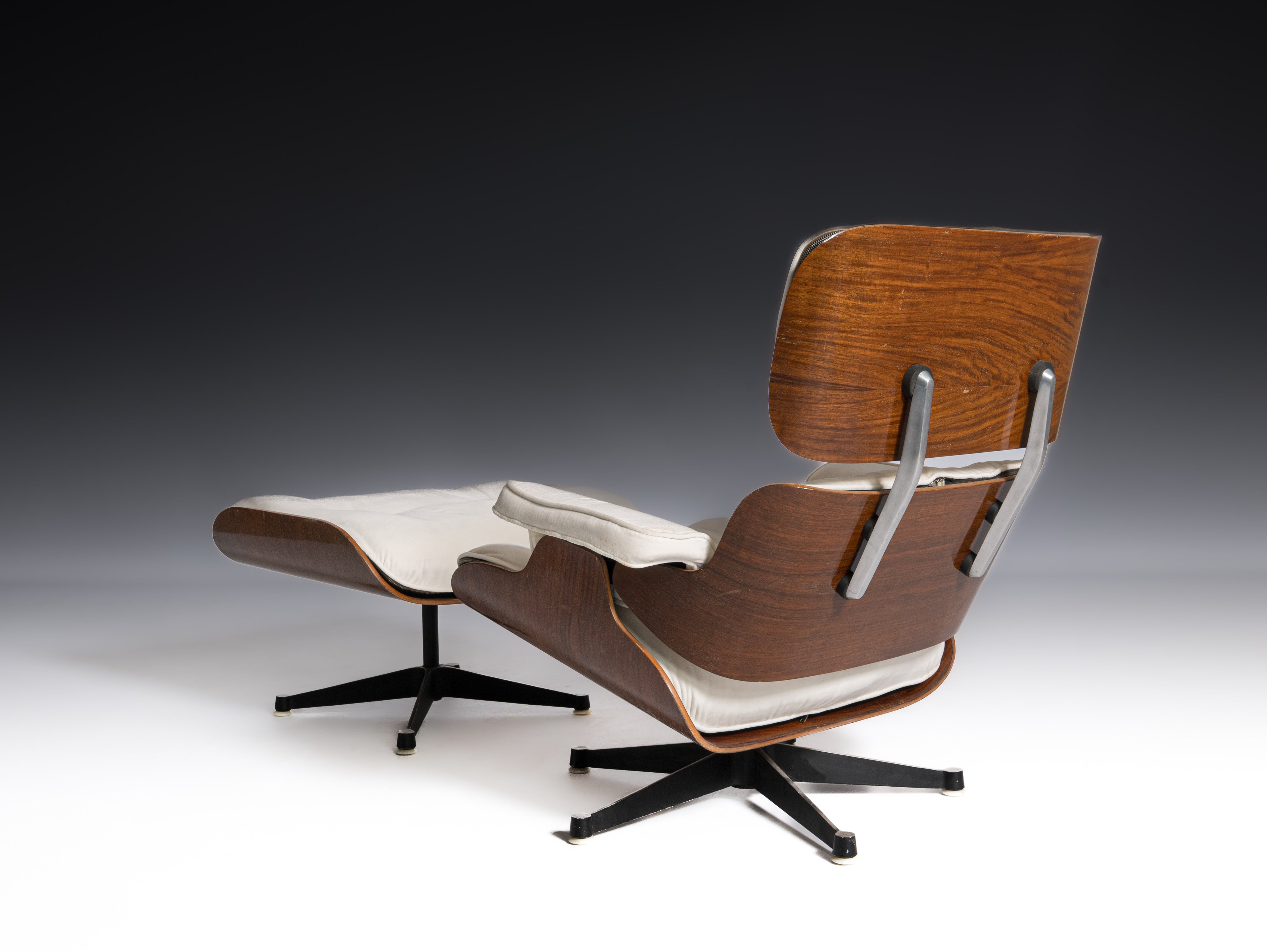 Cadeira lounge e repousa-pés por Charles e Ray Eames, Modelos nº 670 e 671, respetivamente. Anos 1950