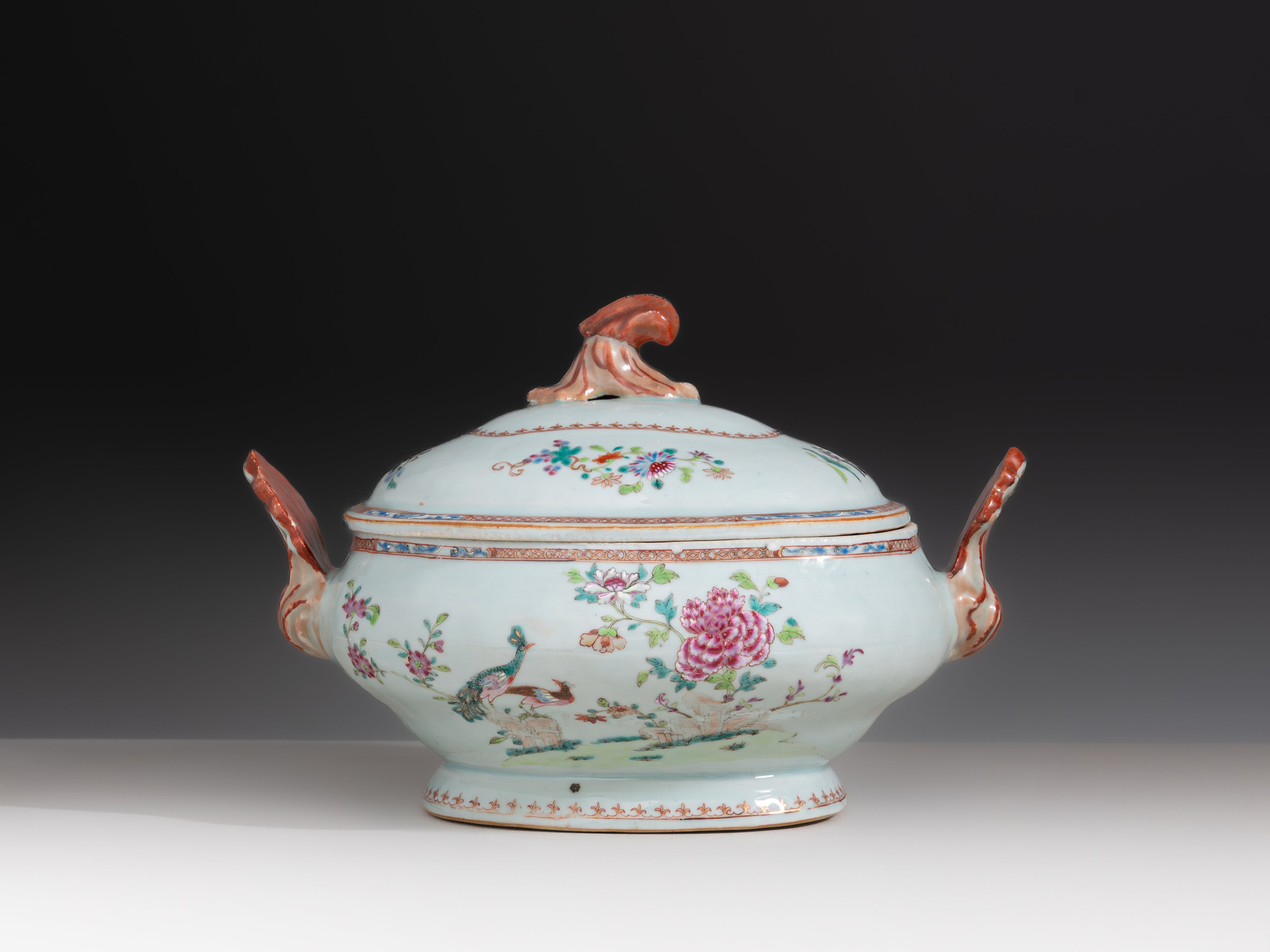 Terrina com tampa em porcelana chinesa da Companhia das Índias, século XVIII, denominado Serviço de D. João VI ou Serviço dos Pavões