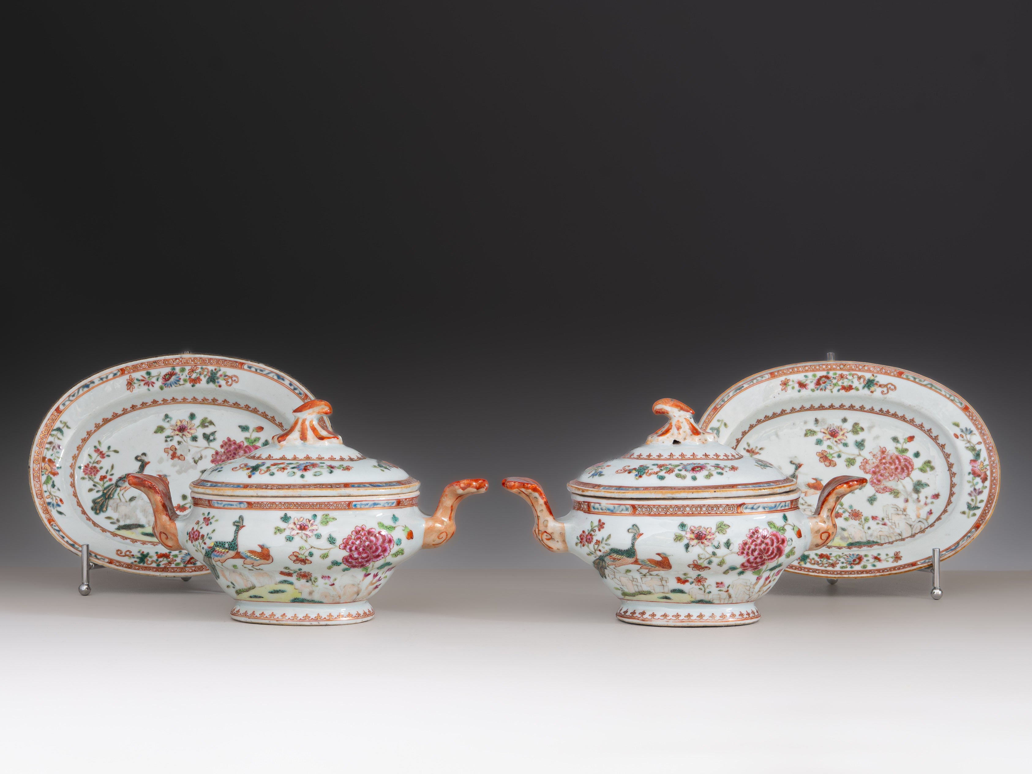 Par de pequenas terrinas com tampa, em porcelana chinesa da Companhia das Índias, século XVIII, denominado Serviço de D. João VI ou Serviço dos Pavões