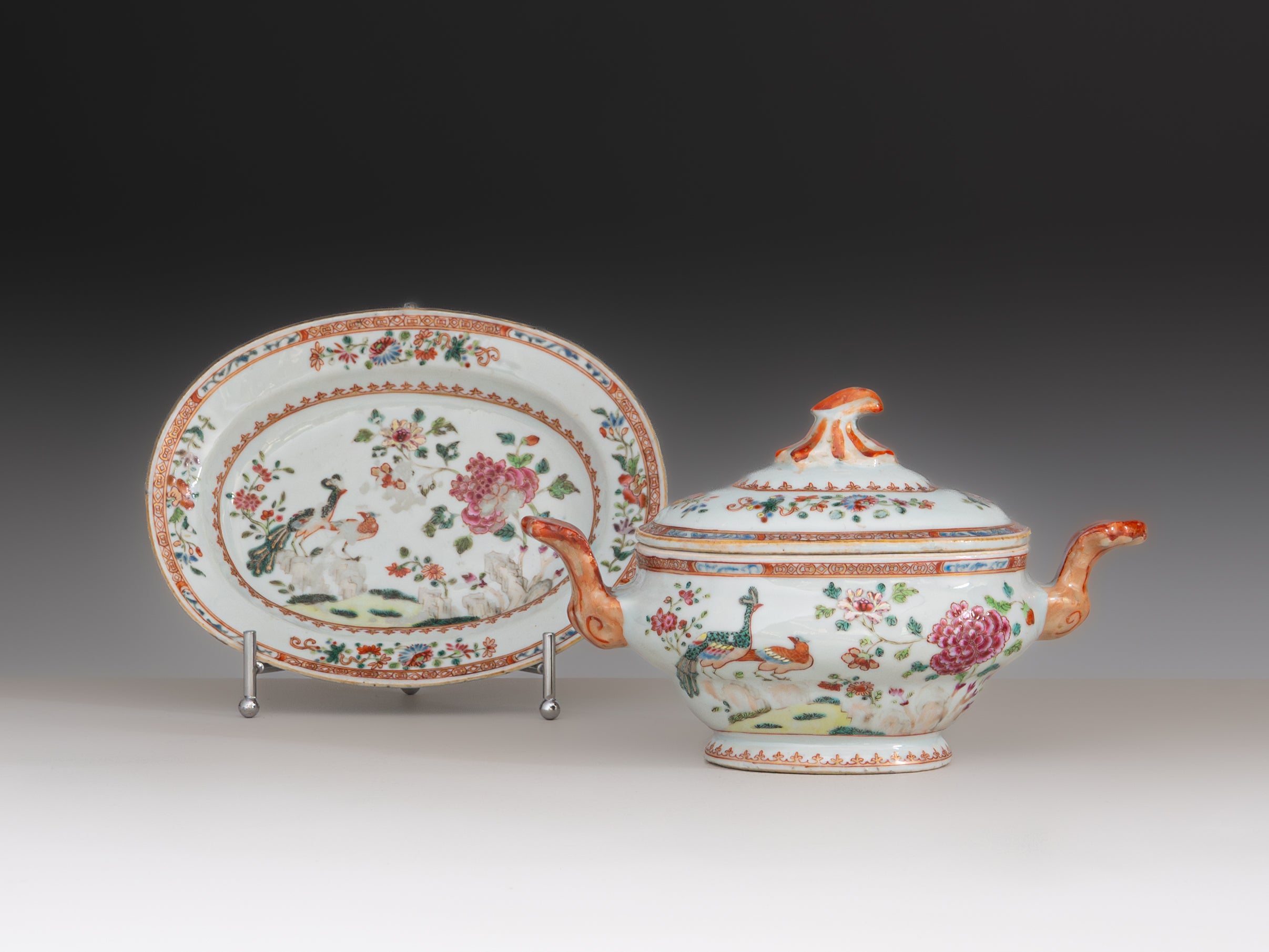 Par de pequenas terrinas com tampa, em porcelana chinesa da Companhia das Índias, século XVIII, denominado Serviço de D. João VI ou Serviço dos Pavões