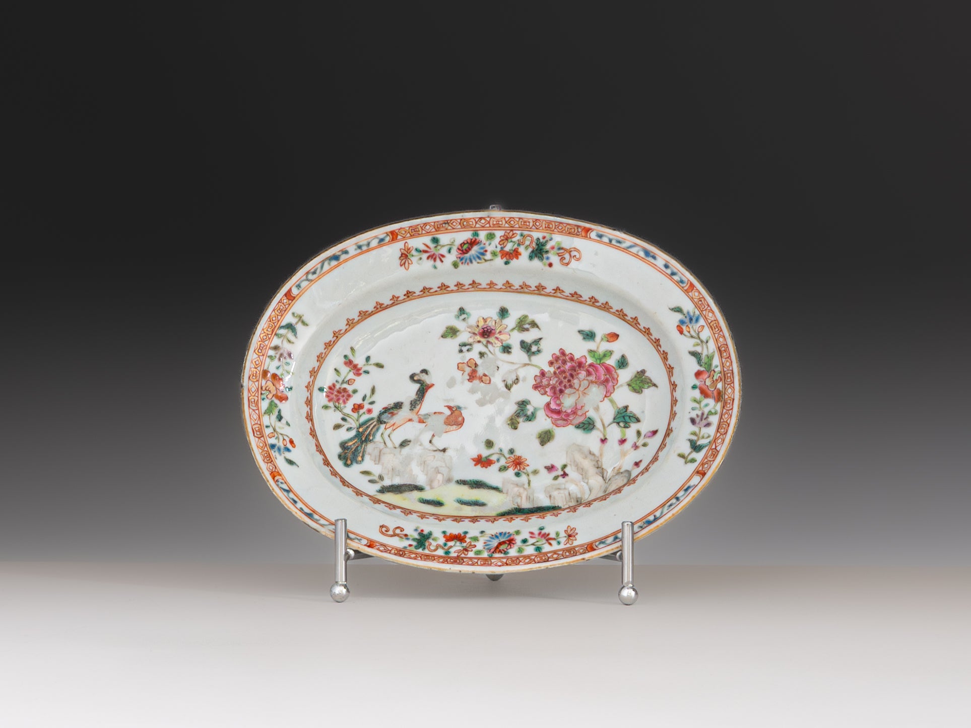 Par de pequenas terrinas com tampa, em porcelana chinesa da Companhia das Índias, século XVIII, denominado Serviço de D. João VI ou Serviço dos Pavões
