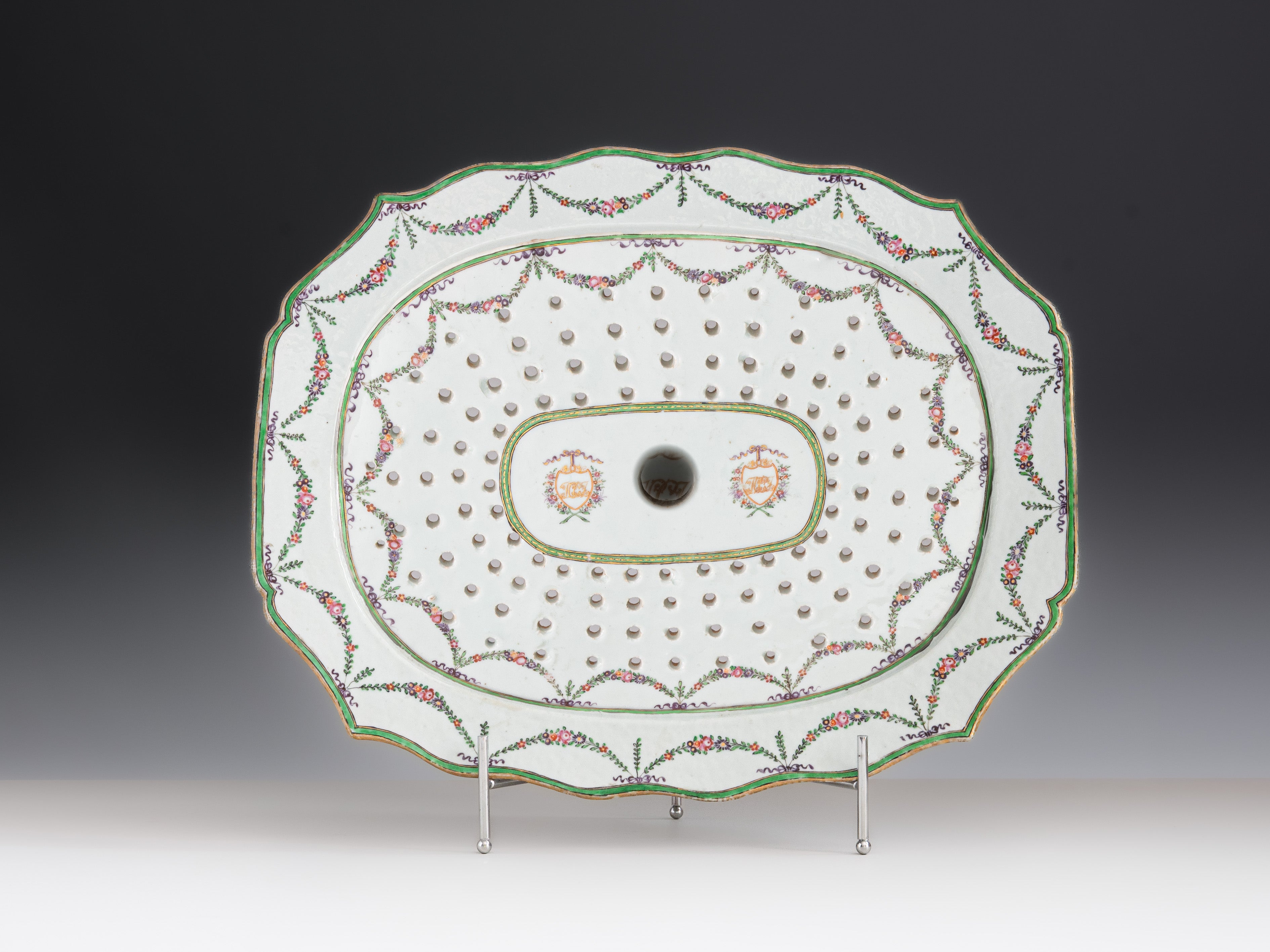 Travessa em porcelana chinesa da Companhia das Índias, século XVIII, período Qianlong (1736–1795)