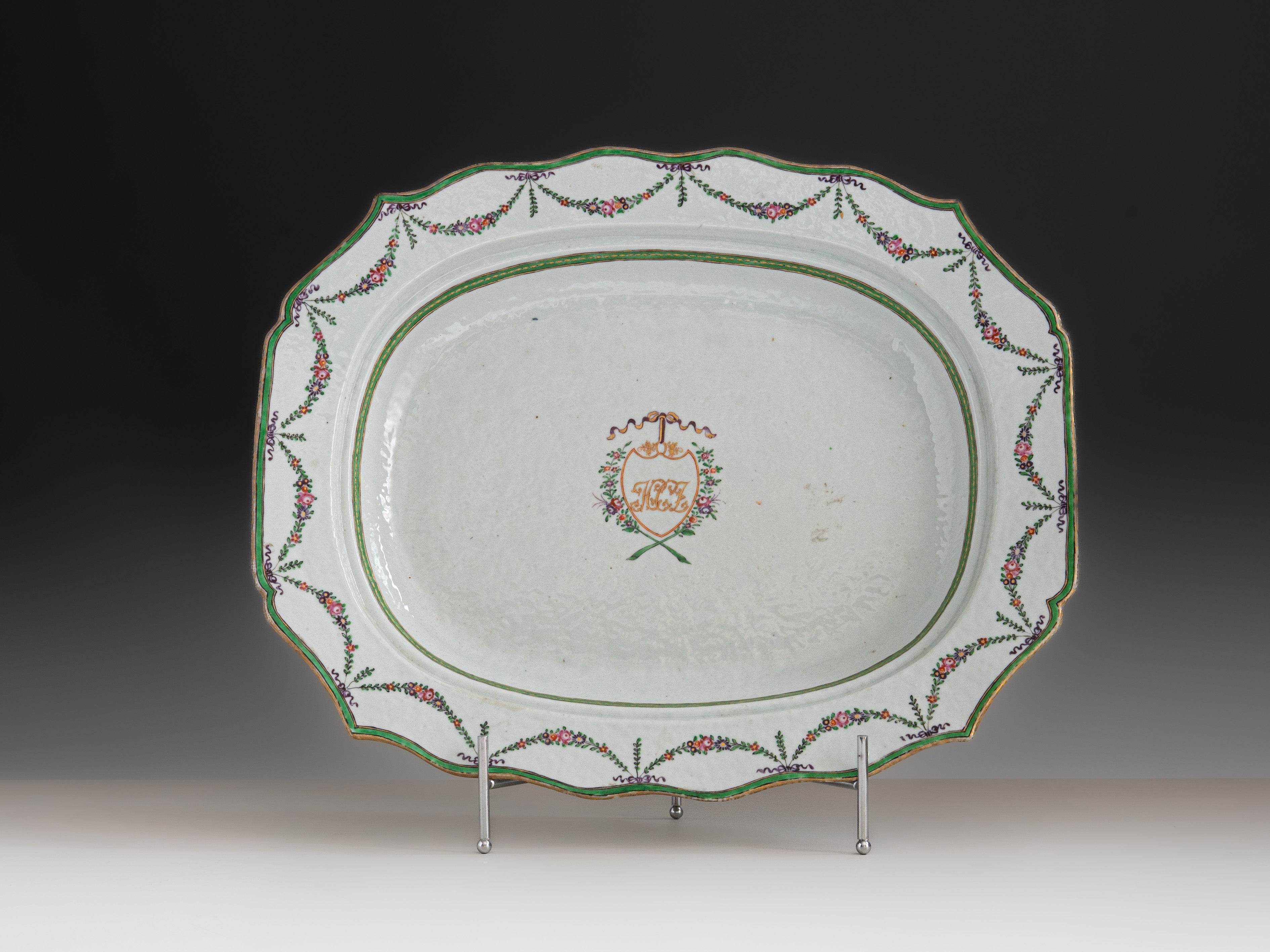 Travessa em porcelana chinesa da Companhia das Índias, século XVIII, período Qianlong (1736–1795)