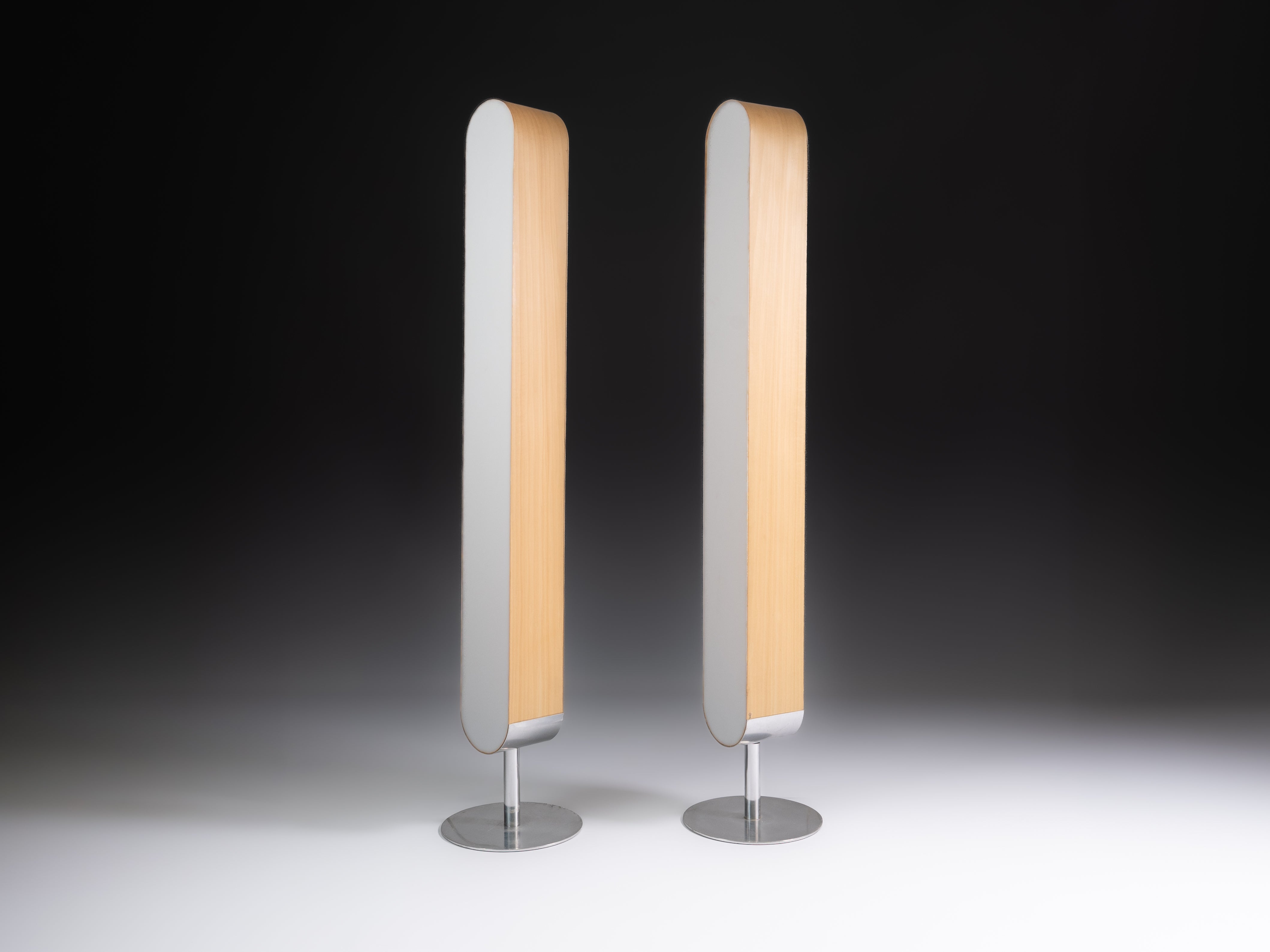 Par de candeeiros de pé alto, em folha de madeira, metal e material sintético| Europa, c. 1960