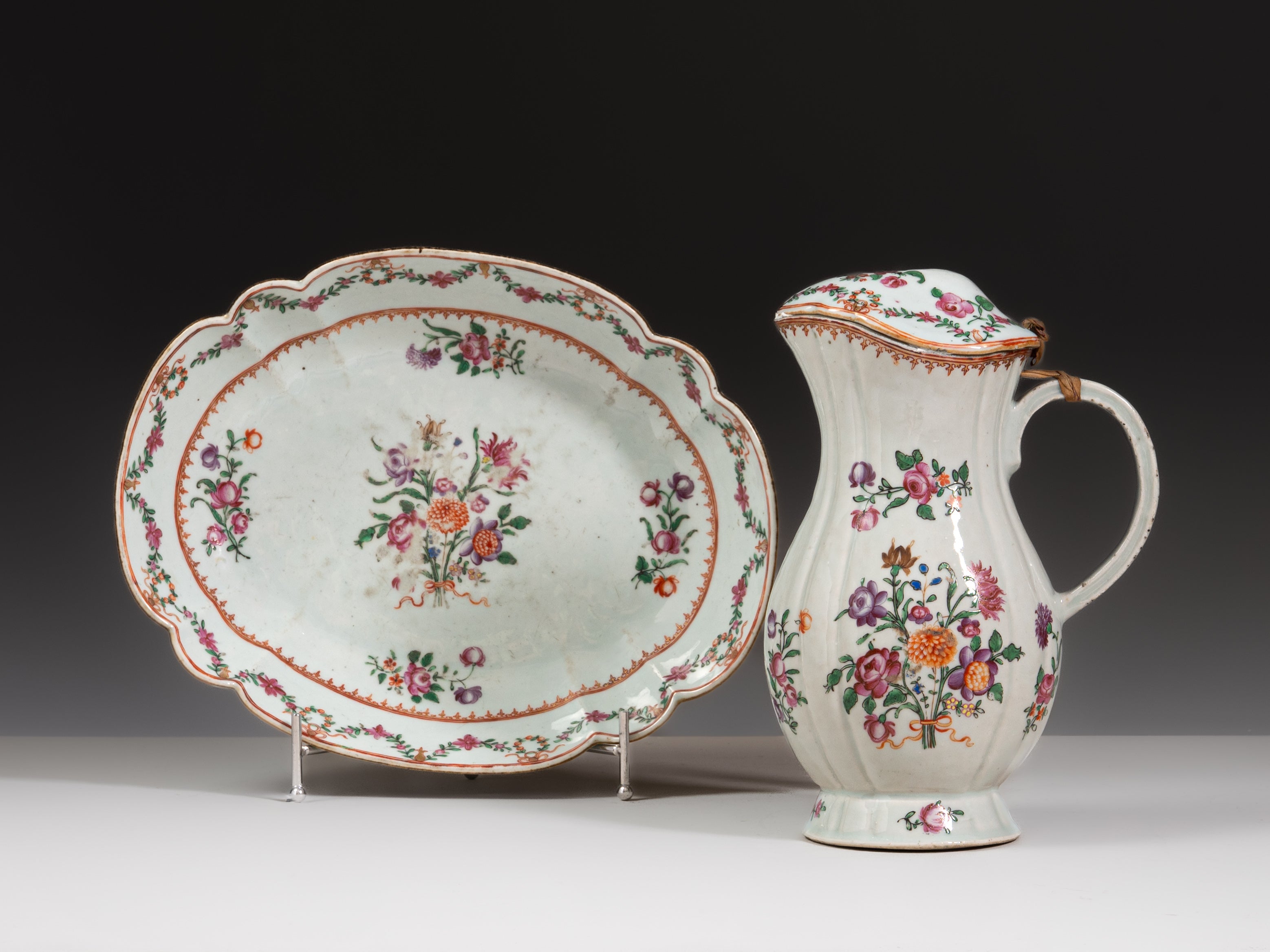 Conjunto de lavanda e gomil em porcelana chinesa da Companhia das Índias, Período Qianlong (1736–1795)