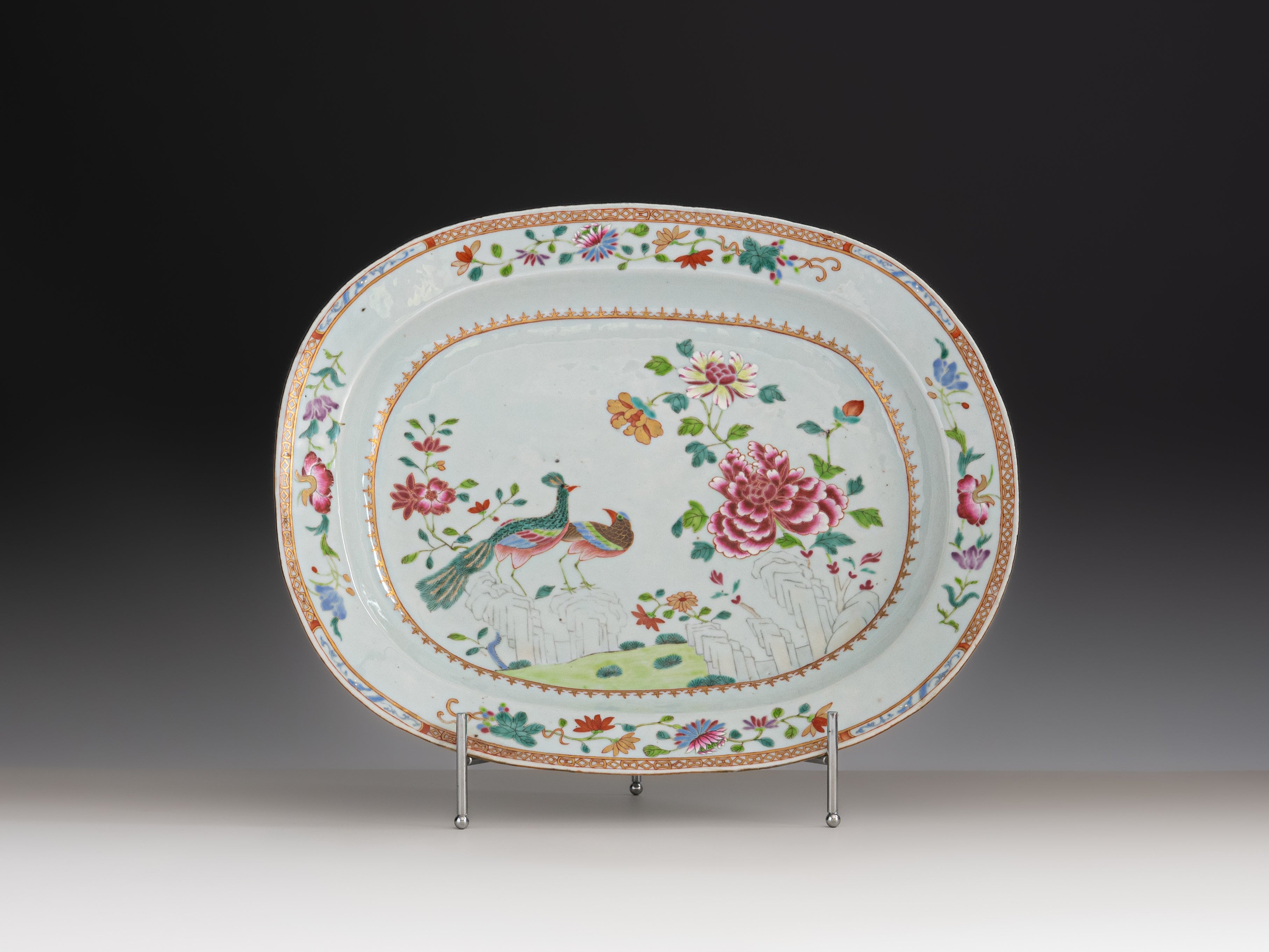 Grande travessa em porcelana chinesa da Companhia das Índias, século XVIII, denominado Serviço de D. João VI ou Serviço dos Pavões