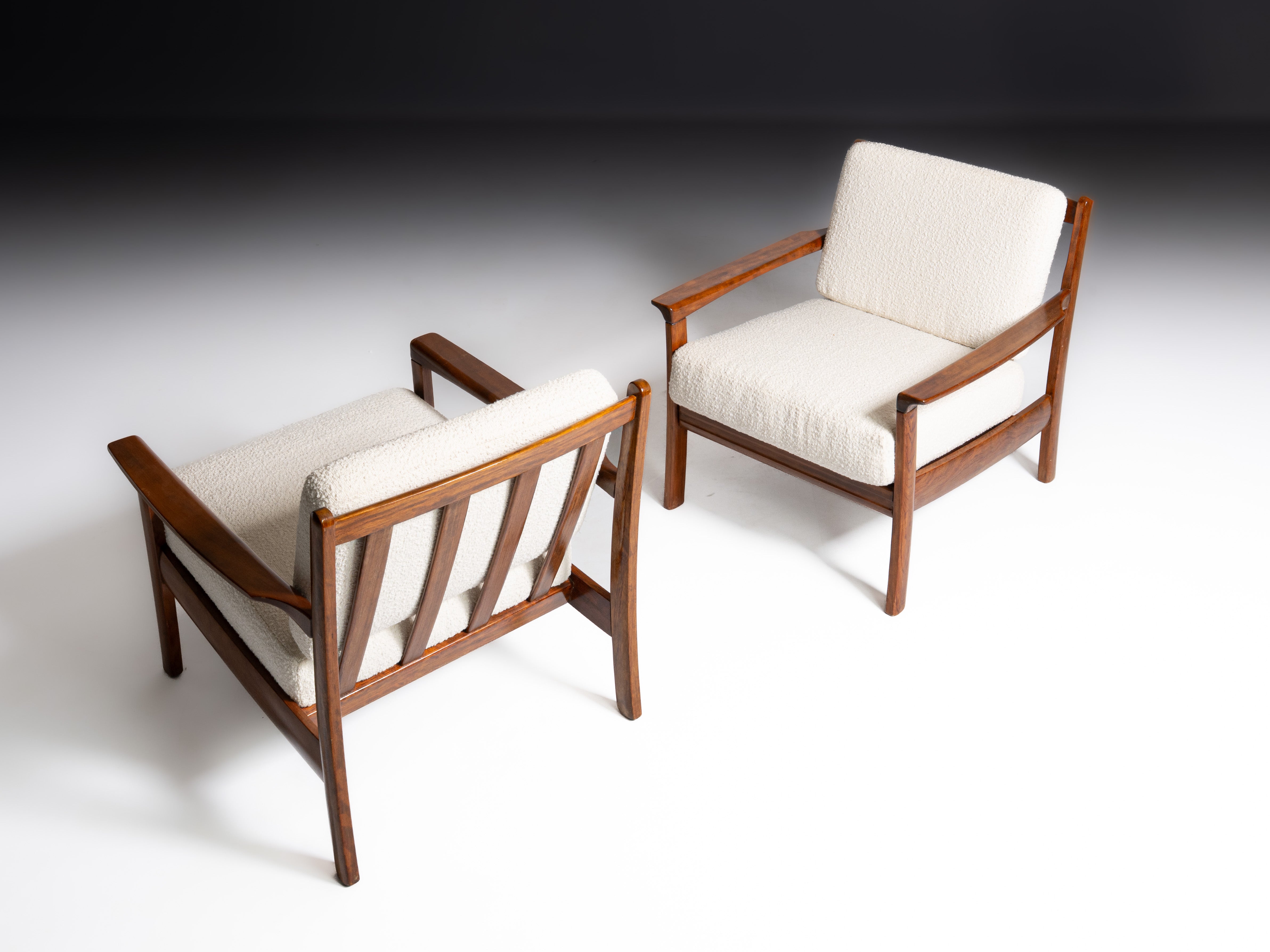 Par de cadeiras de braços em teca. Design de Svend Åge Eriksen. Fabricante: Glostrup Møbelfabrik, Dinamarca, 1963