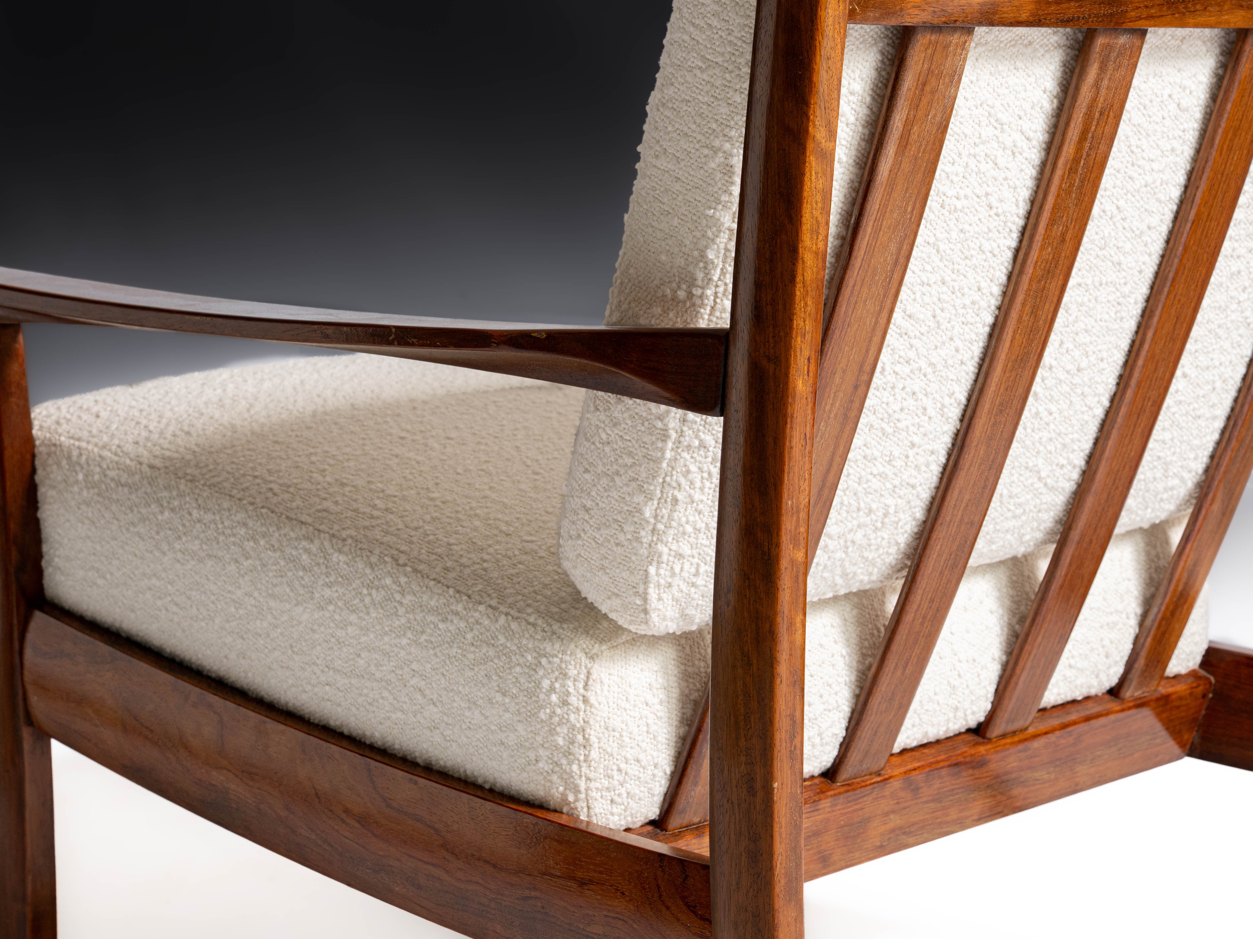 Par de cadeiras de braços em teca. Design de Svend Åge Eriksen. Fabricante: Glostrup Møbelfabrik, Dinamarca, 1963