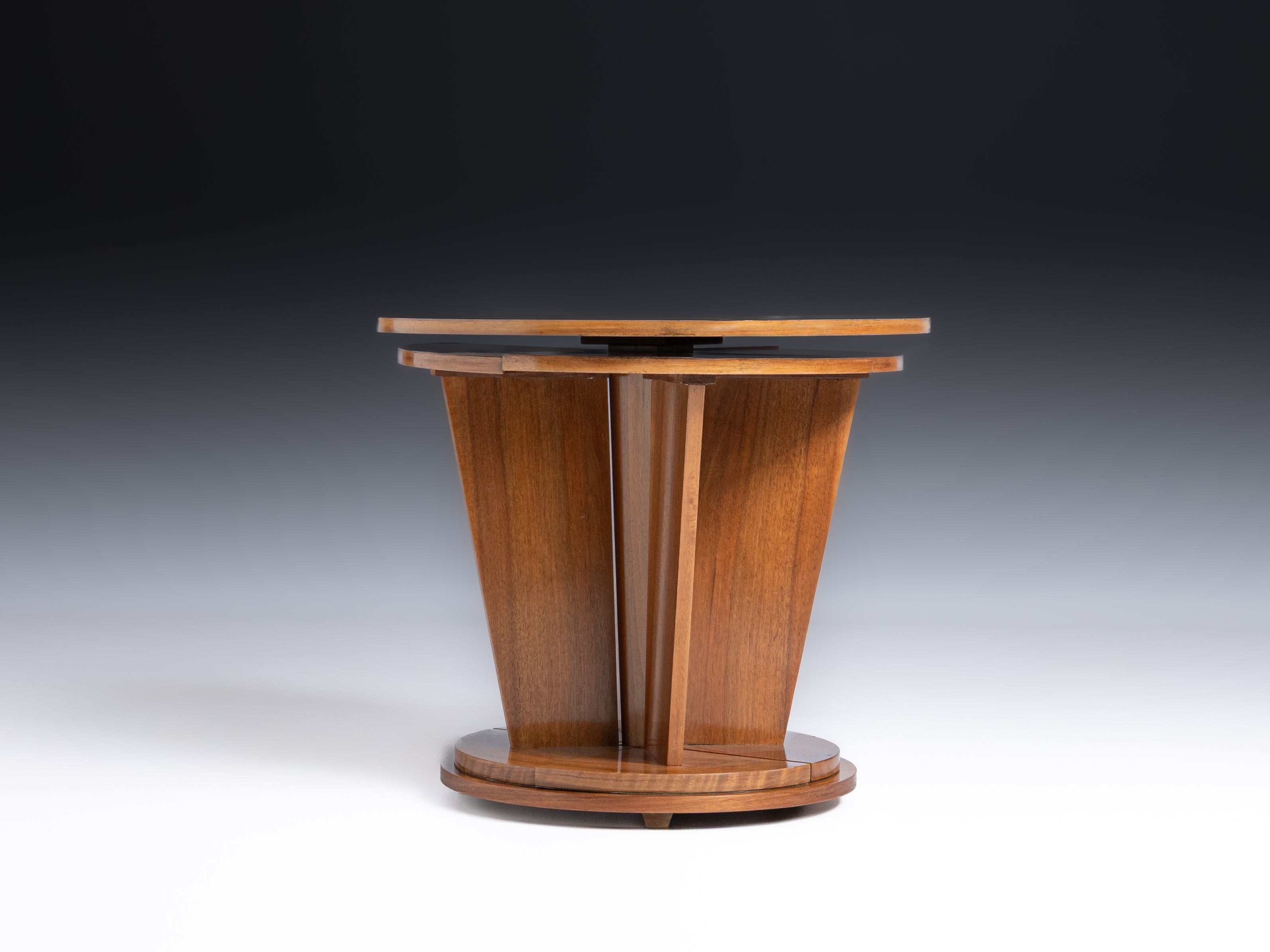 Mesa de apoio art deco em madeira de nogueira. Itália, anos 1930/1940