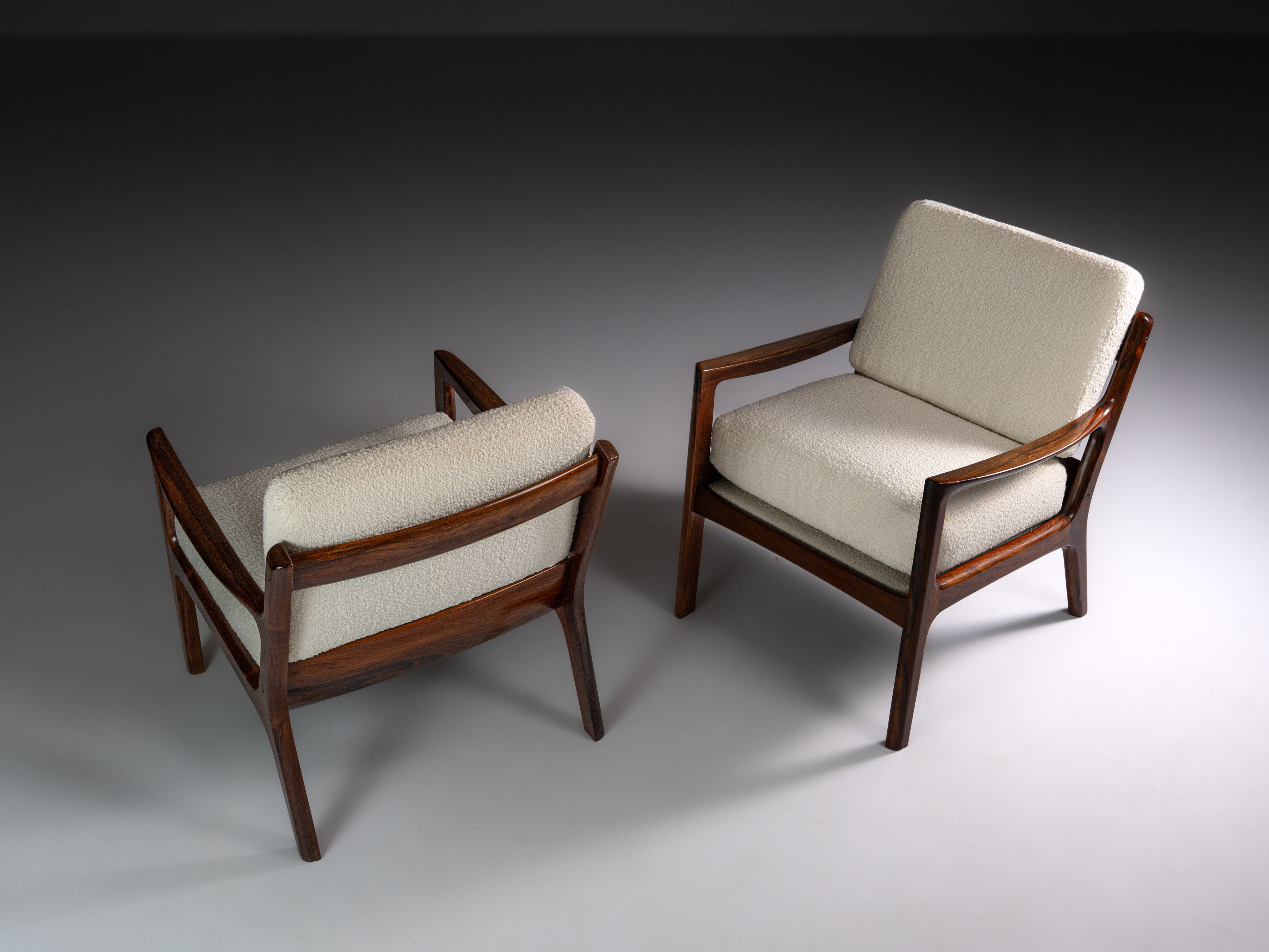 Par de cadeiras dinamarquesas da década de 1960, desenhadas por Ole Wanscher e produzidas pela France & Son