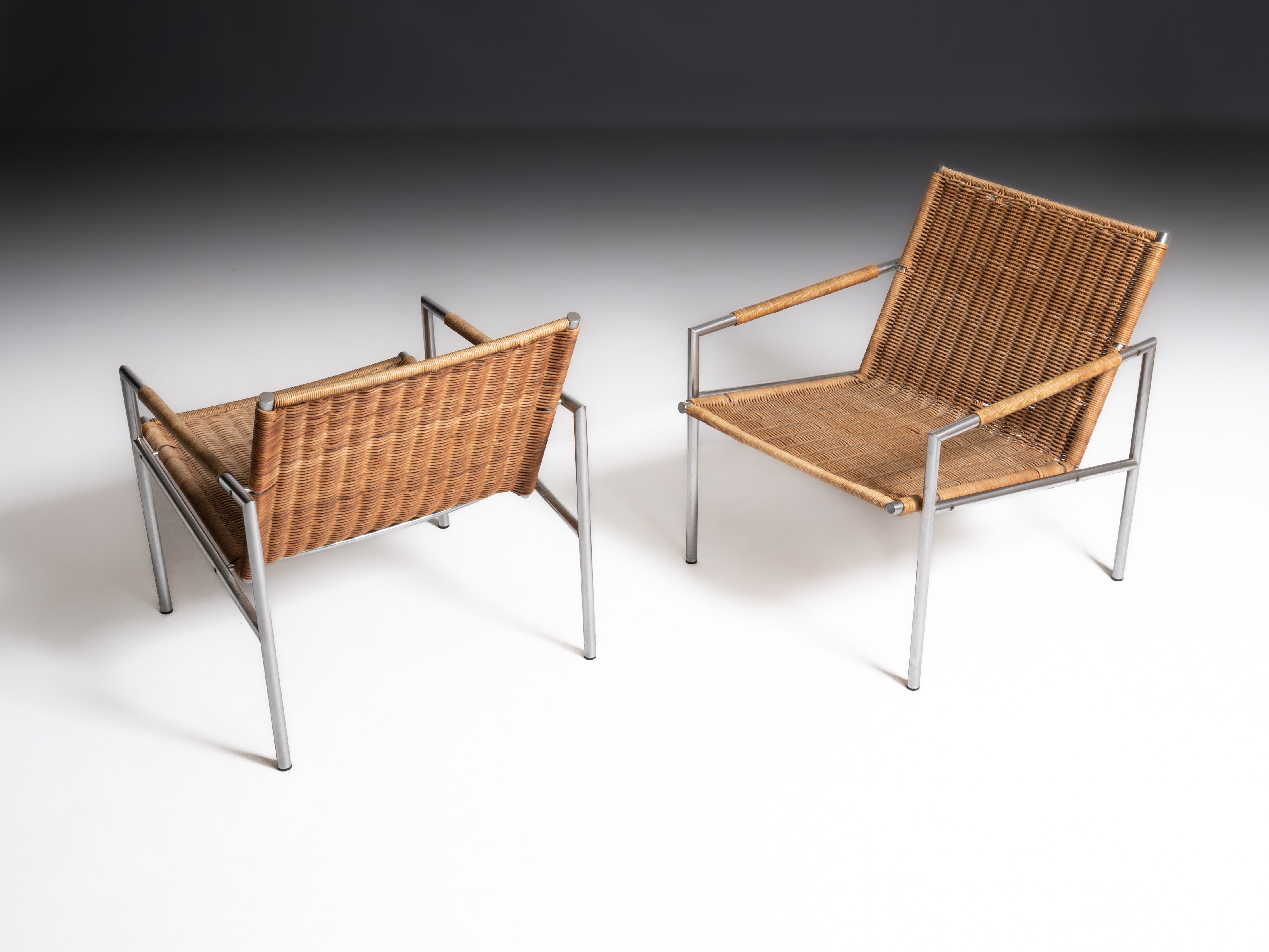 Par de cadeiras em inox e rattan. Modelo SZ01, design de Martin Visser. Fabricante: Spectrum, Holanda, anos 1960